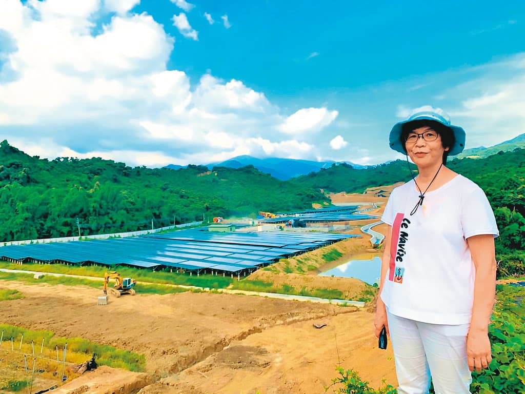 蔡壁如擔任立委後仍勤跑南部,被黨內點名出征屏東縣長。圖為她7月赴屏東枋寮了解光電場域開發情況。(蔡壁如辦公室提供)