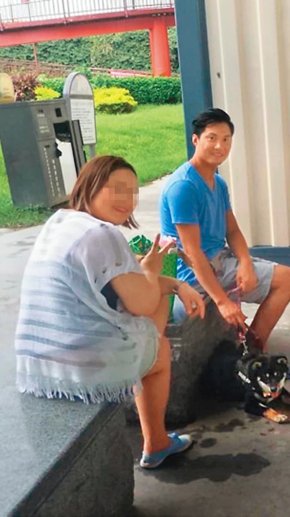 梁國德（右）與女性友人常一同出席柴犬的聚會活動。（讀者提供）