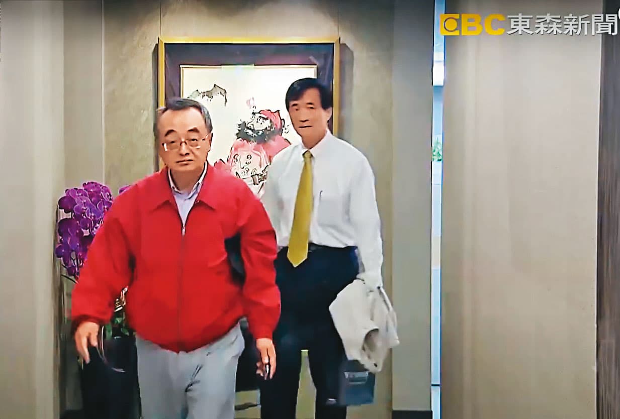 孫鐵漢（左）也非省油的燈，近來積極回補台苯股票，藉此增加持股。（翻攝東森新聞）