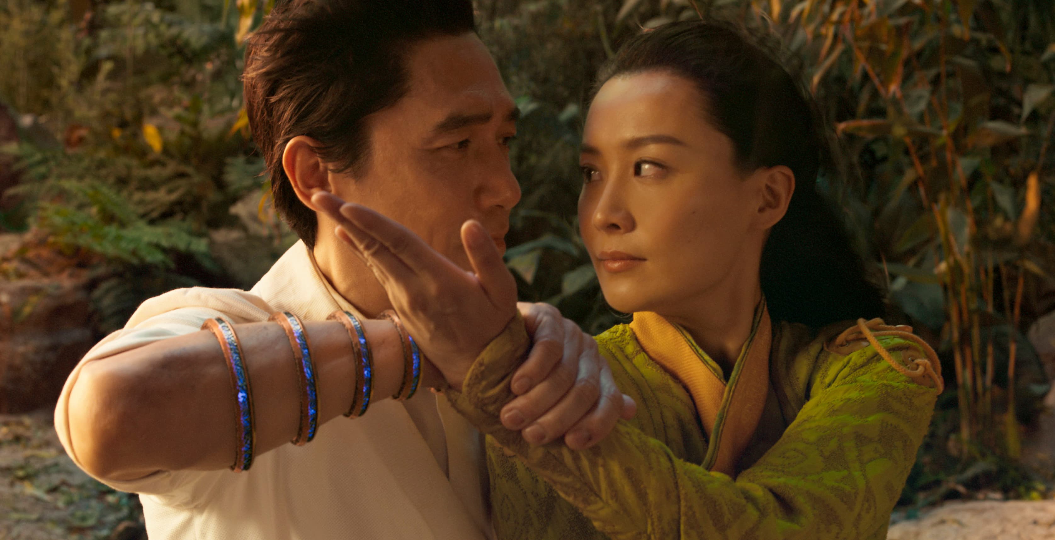 梁朝偉（左）與陳法拉在《尚氣》飾演夫妻。（翻攝Marvel Studios）