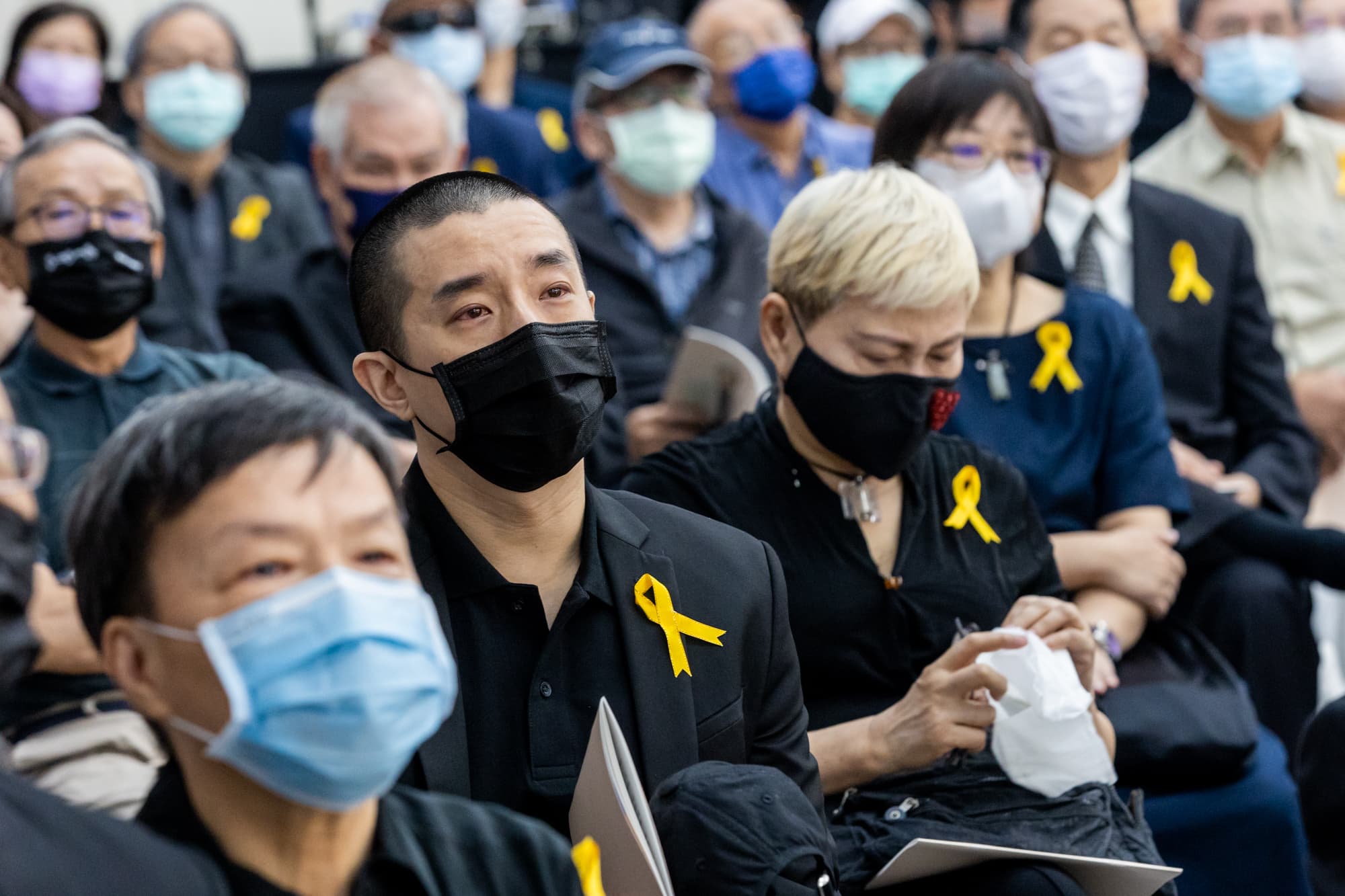 房祖名代表父母前來，坐在廳內眼眶亦發紅。 ( 李行導演追思儀禮治喪委員會提供)