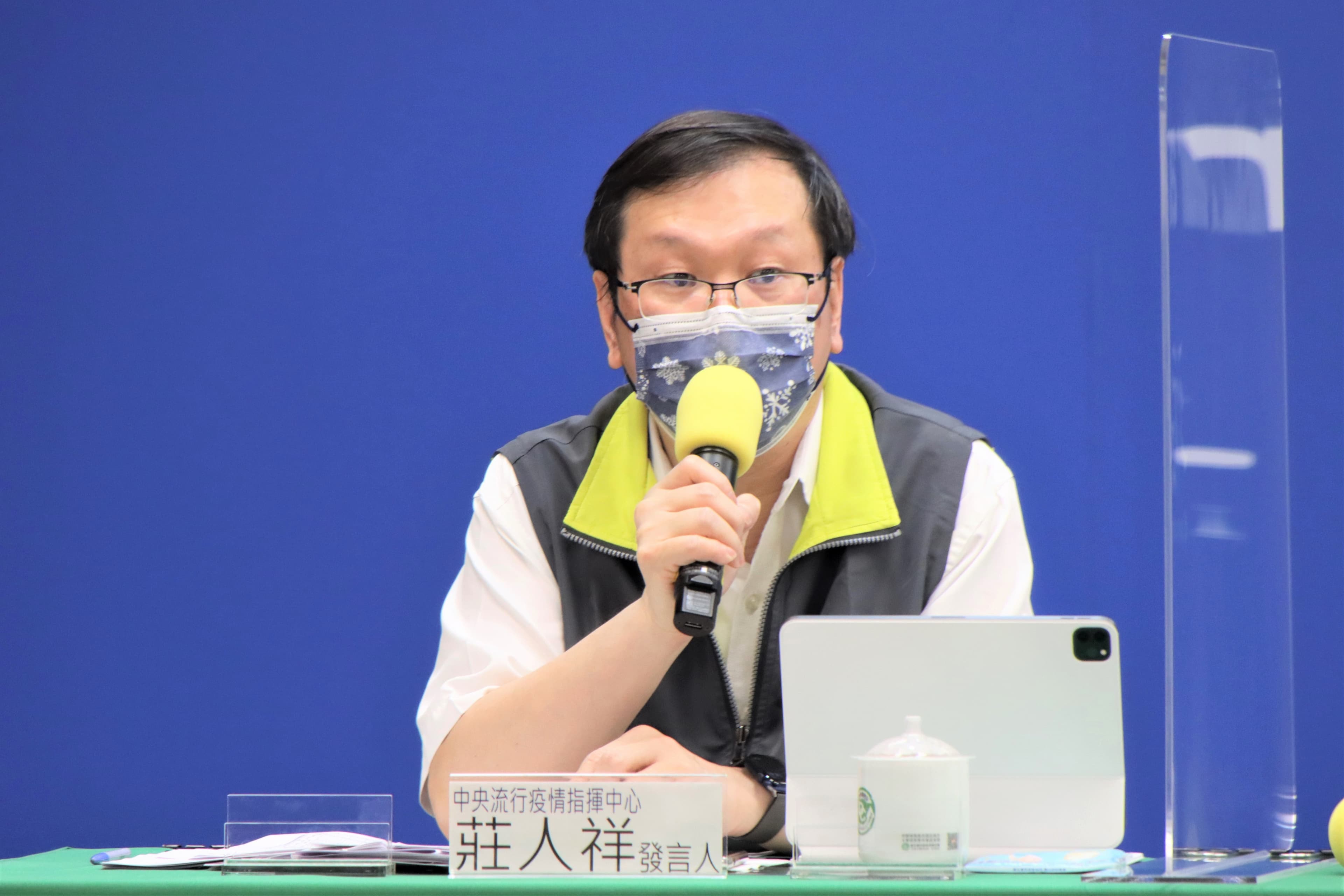 莊人祥說明疫苗接種後不良事件通報。（指揮中心提供）