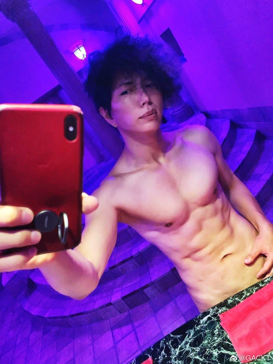 46歲的GACKT身材一直保持得很好，卻因身染重症宣布暫停演藝活動。（網路圖片）