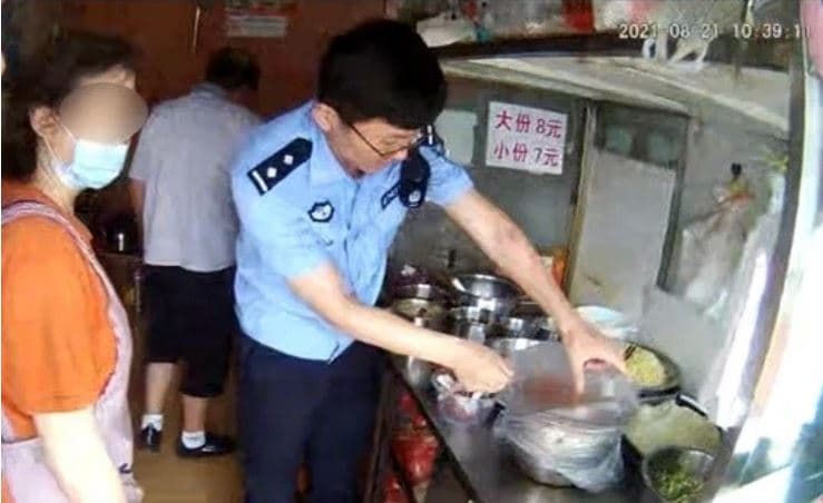 警方發現，辣椒油調料裡添加含有罌粟殼的粉末，但這個東西吃起來會讓人上癮，危害身體健康。（翻攝微博）