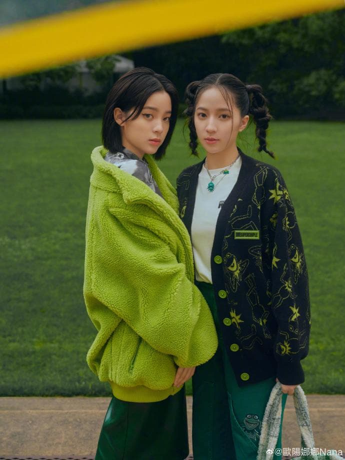 歐陽娜娜（左）對台灣網友的漫罵不看不聽，近年也帶著妹妹娣娣前往對岸發展。（翻攝歐陽娜娜微博）