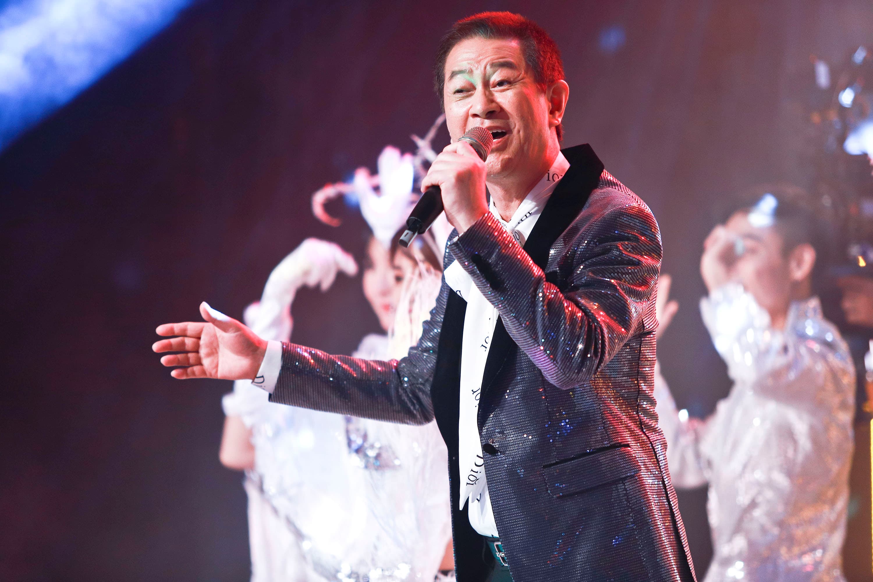 蔡小虎客串八點檔《黃金歲月》，獻唱經典歌曲春夏秋冬。（民視提供）