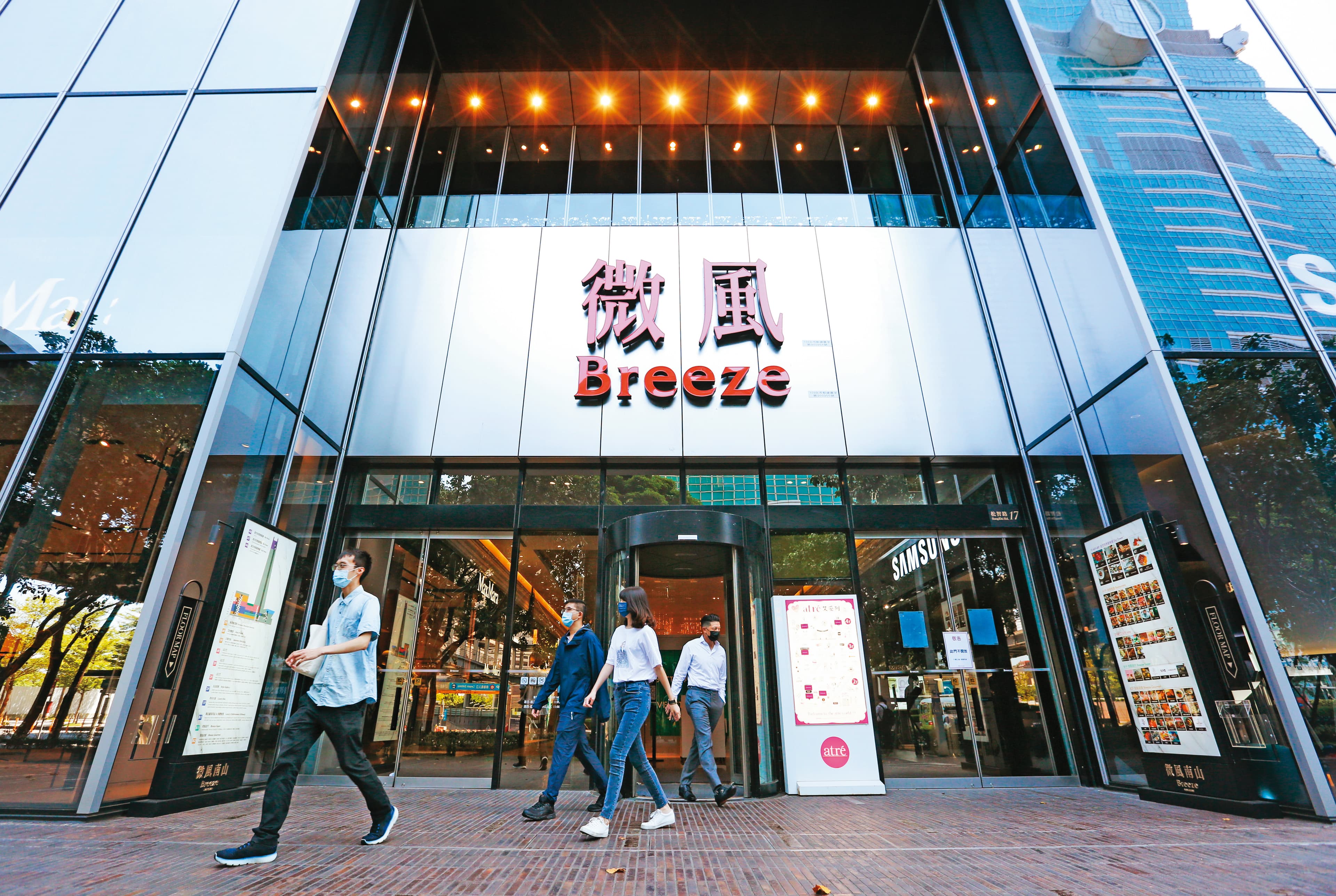 新冠疫情持續延燒，包括微風在內等百貨業者都受重傷。