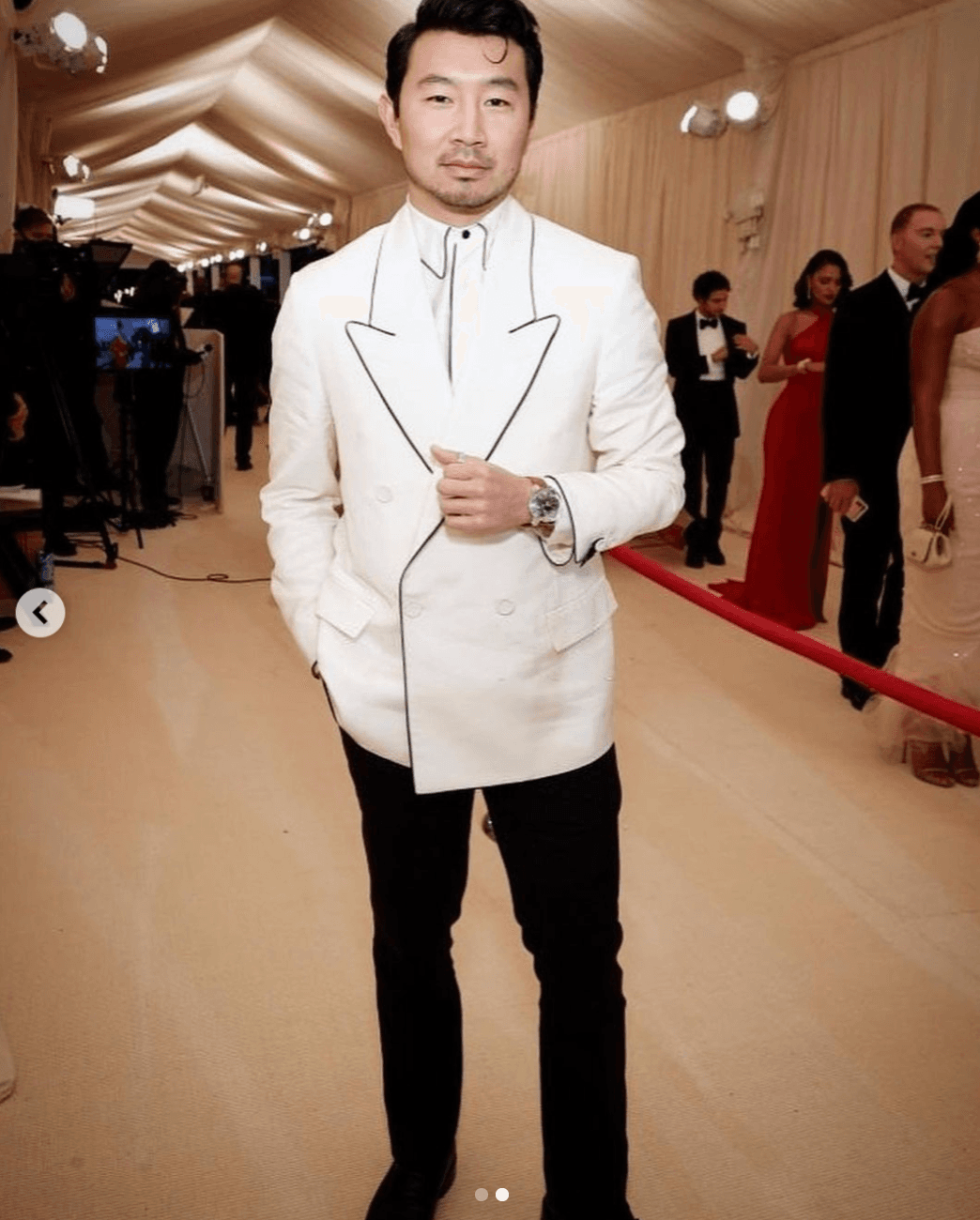 劉思慕穿FENDI西裝亮相MET Gala晚宴。（翻攝Simu Liu IG）