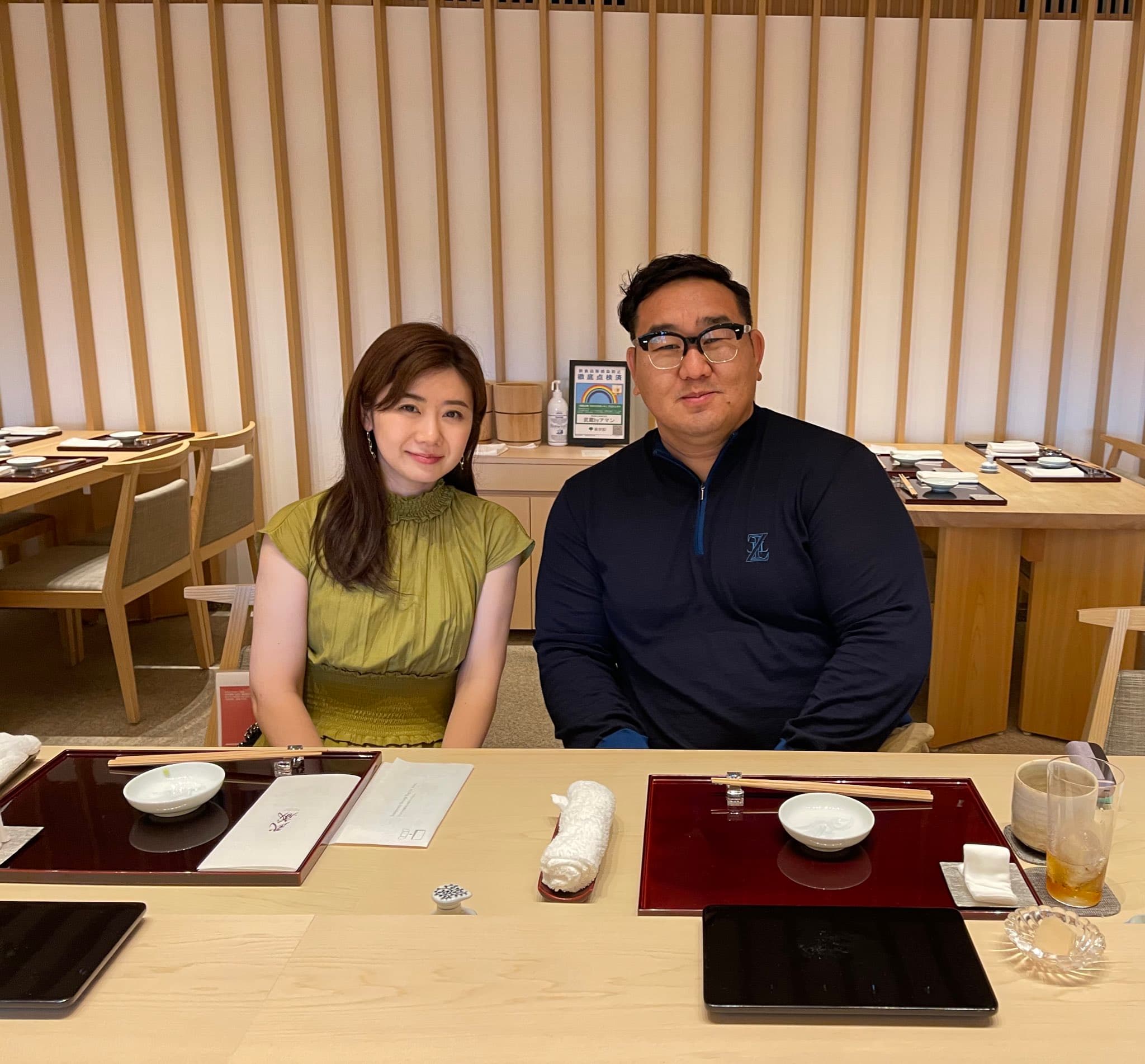 福原愛（左）和橫綱朝青龍到壽司店吃午餐。（翻攝Asashoryu推特）