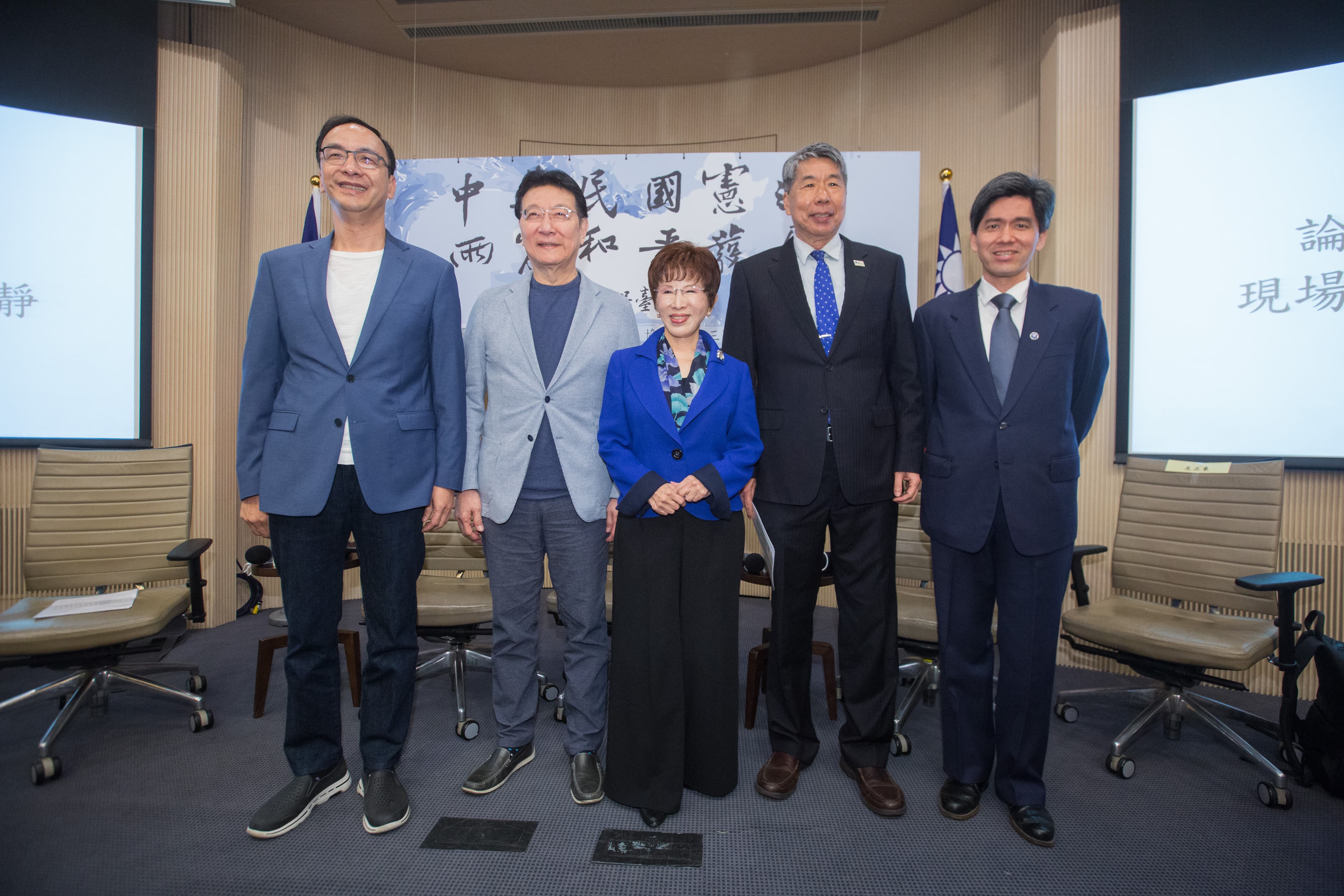 由於張亞中（右二）聲勢過高，中國方面透過管道授意洪秀柱（中）出手「節制」他，以不影響朱立倫（左一）的選情。（本刊資料照）