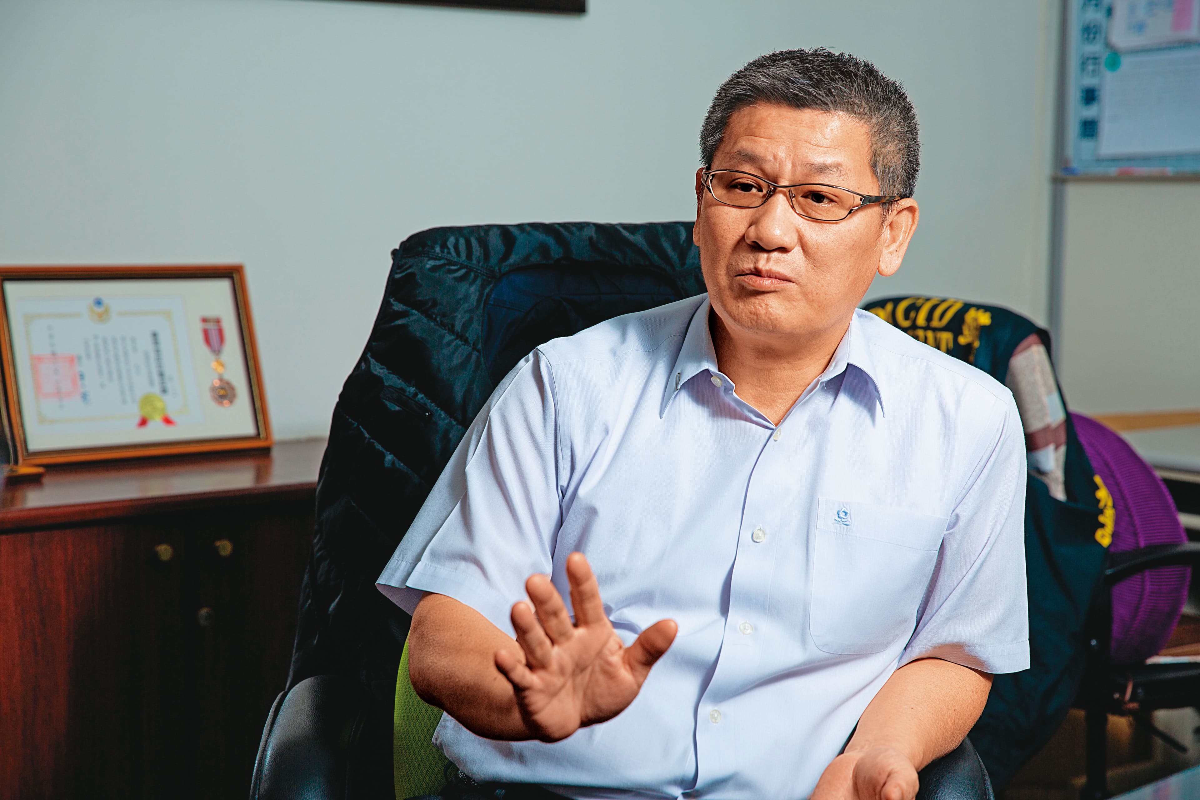 當年負責此案的警官蔡彥哲表示，張男自殺時，人質還沒救出，讓警方壓力很大。