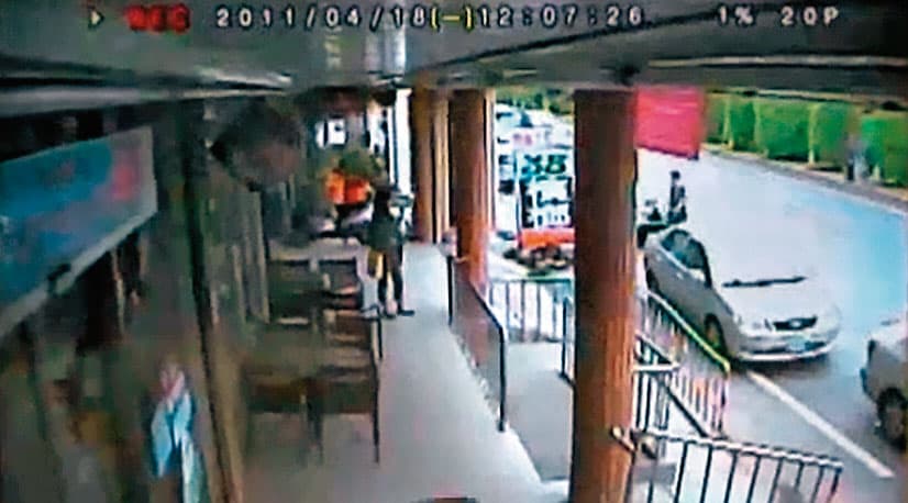 鍾男為避免警方追蹤，特地打便利商店外的公共電話聯絡友人。（翻攝畫面）
