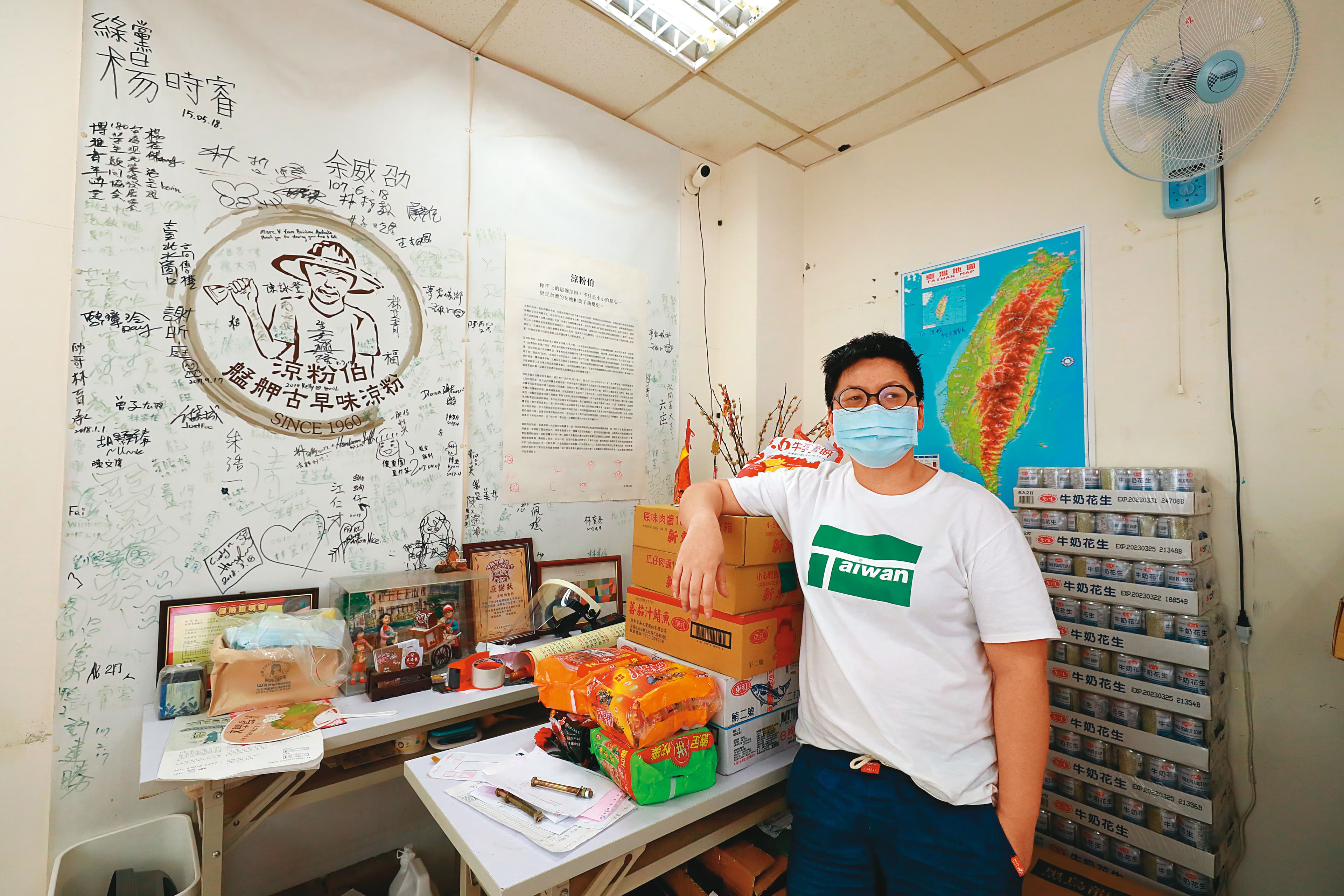  涼粉伯是萬華60年老攤，11年前由第二代辜凱鈴接手，4年前承租下的店面，疫情警戒期間成為重要的物資轉運站。