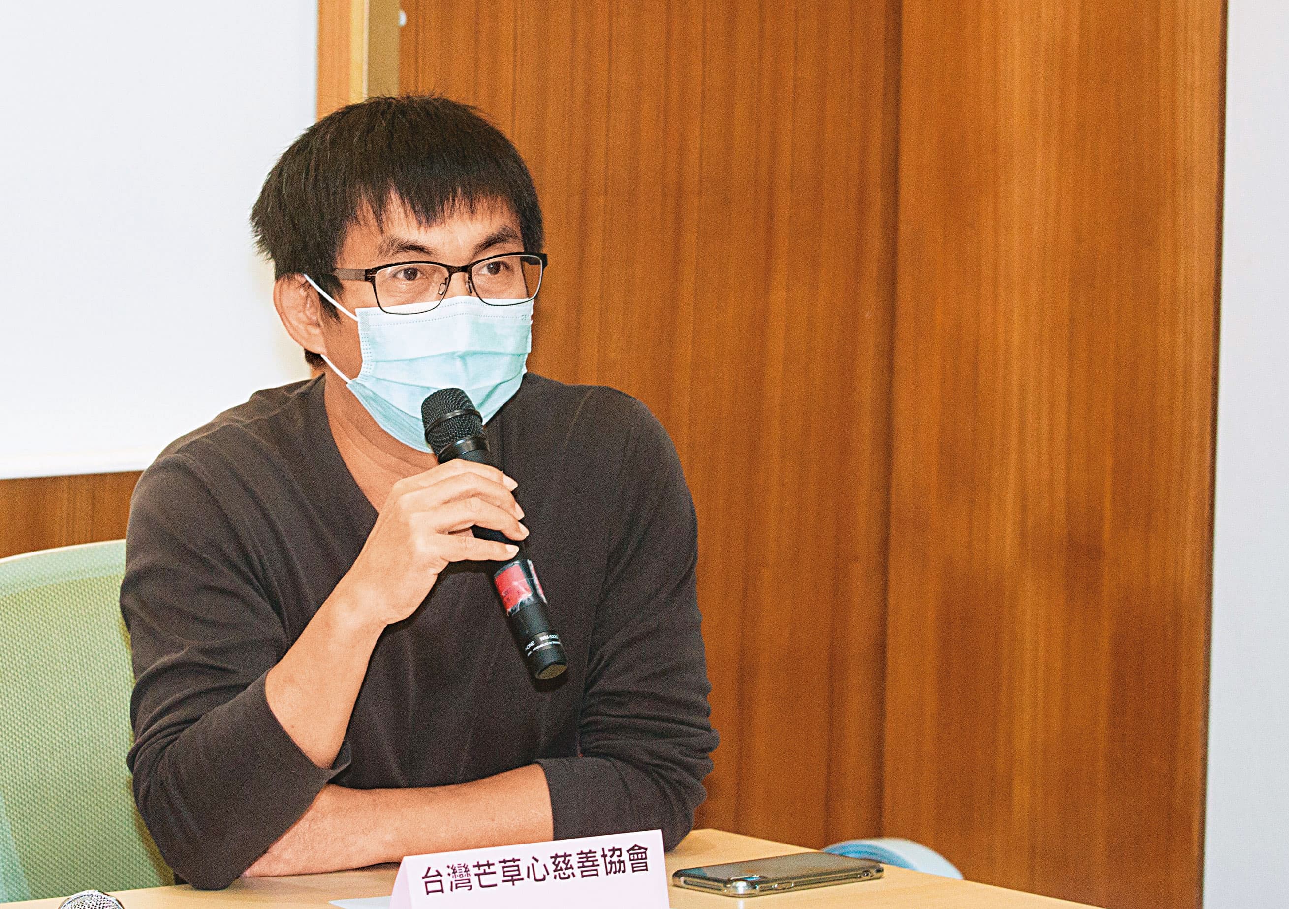 芒草心理事長張獻忠長期關懷無家者，在萬華社福中心的社工染疫、全體隔離期間，也擔起發放物資給無家者的工作。