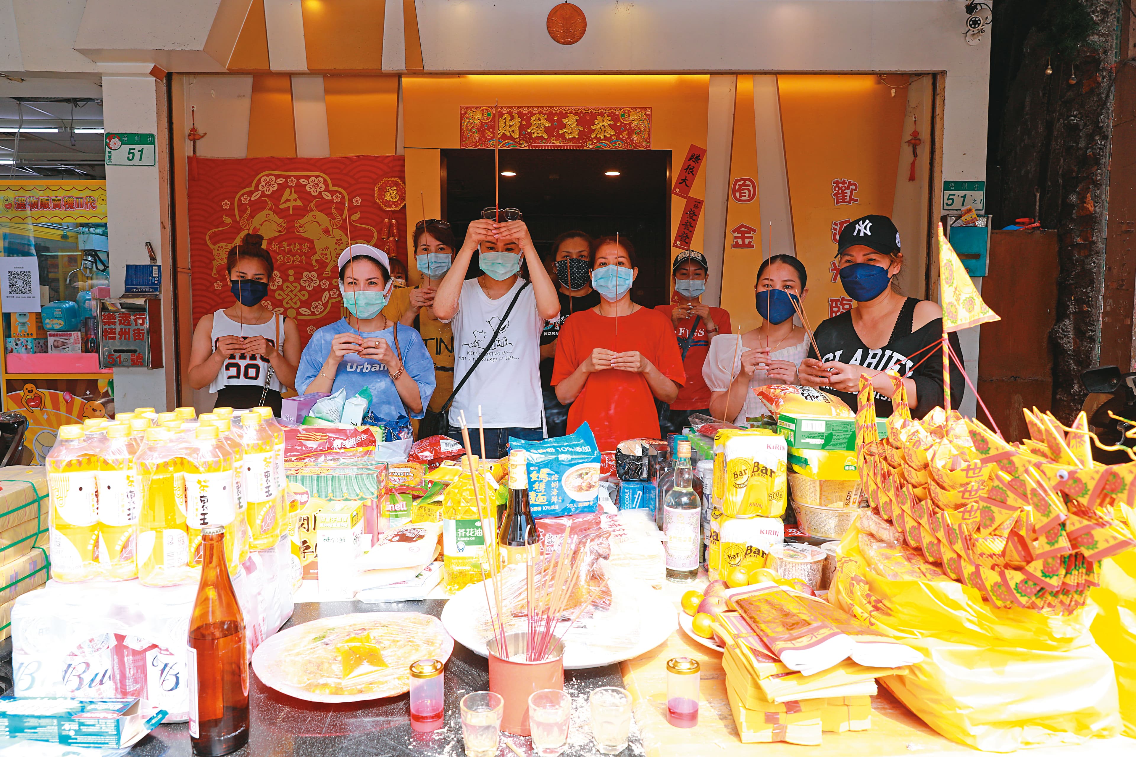 三水街一帶店家雖全數停業，但普渡期間仍設壇祭祀，是唯一的熱鬧。