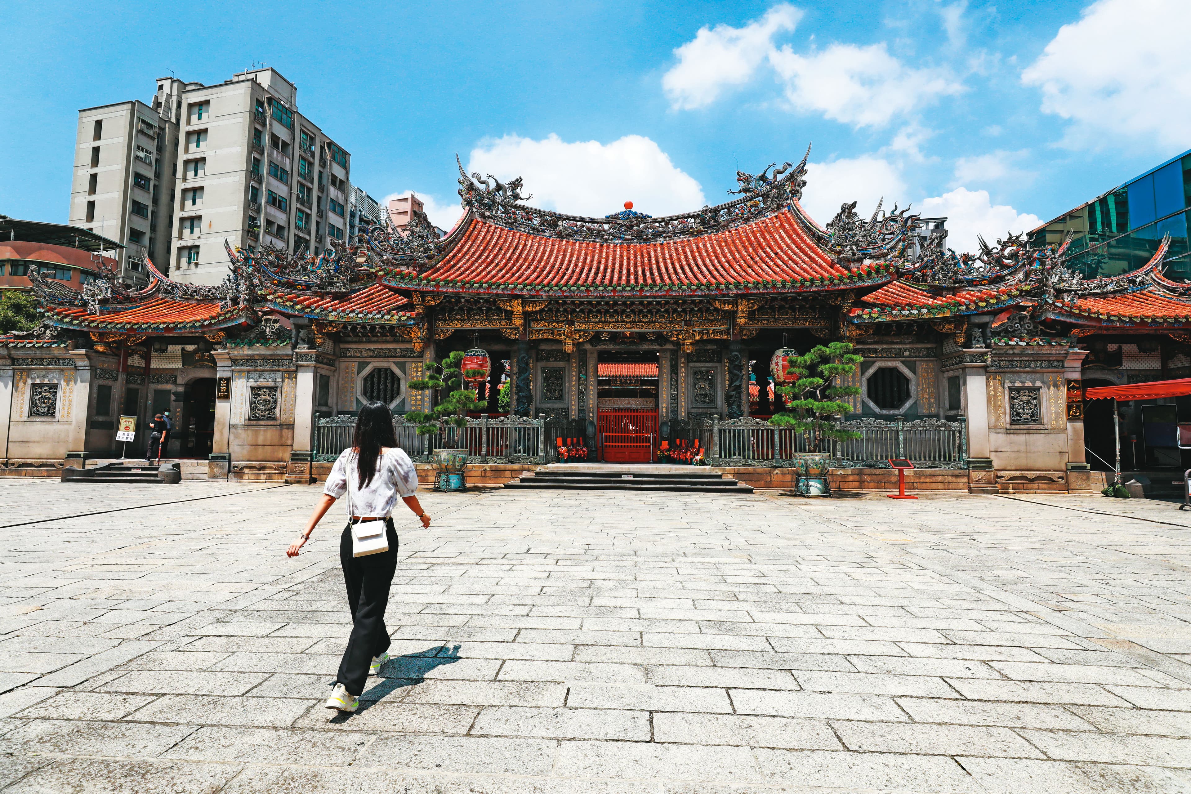 接近空無一人的龍山寺，董事長黃書瑋說，以往單日6千至7千的香客人次，至今銳減至3百人左右。