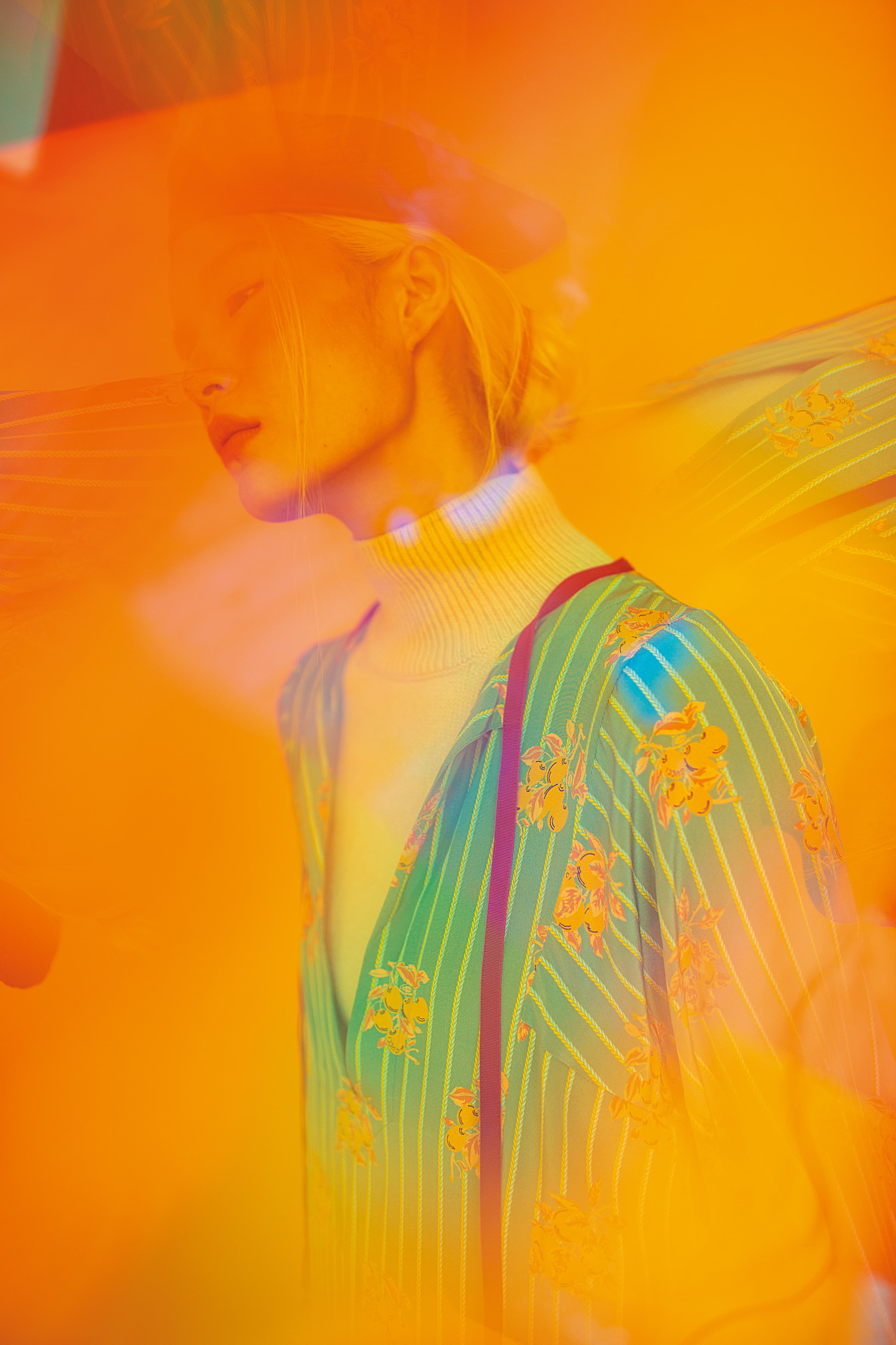 橄欖綠撞色長洋裝NT$71,000 by GUCCI／針織高領短版上衣NT$34,900 by FENDI／GG麻花針織貝雷帽NT$18,500 by GUCCI