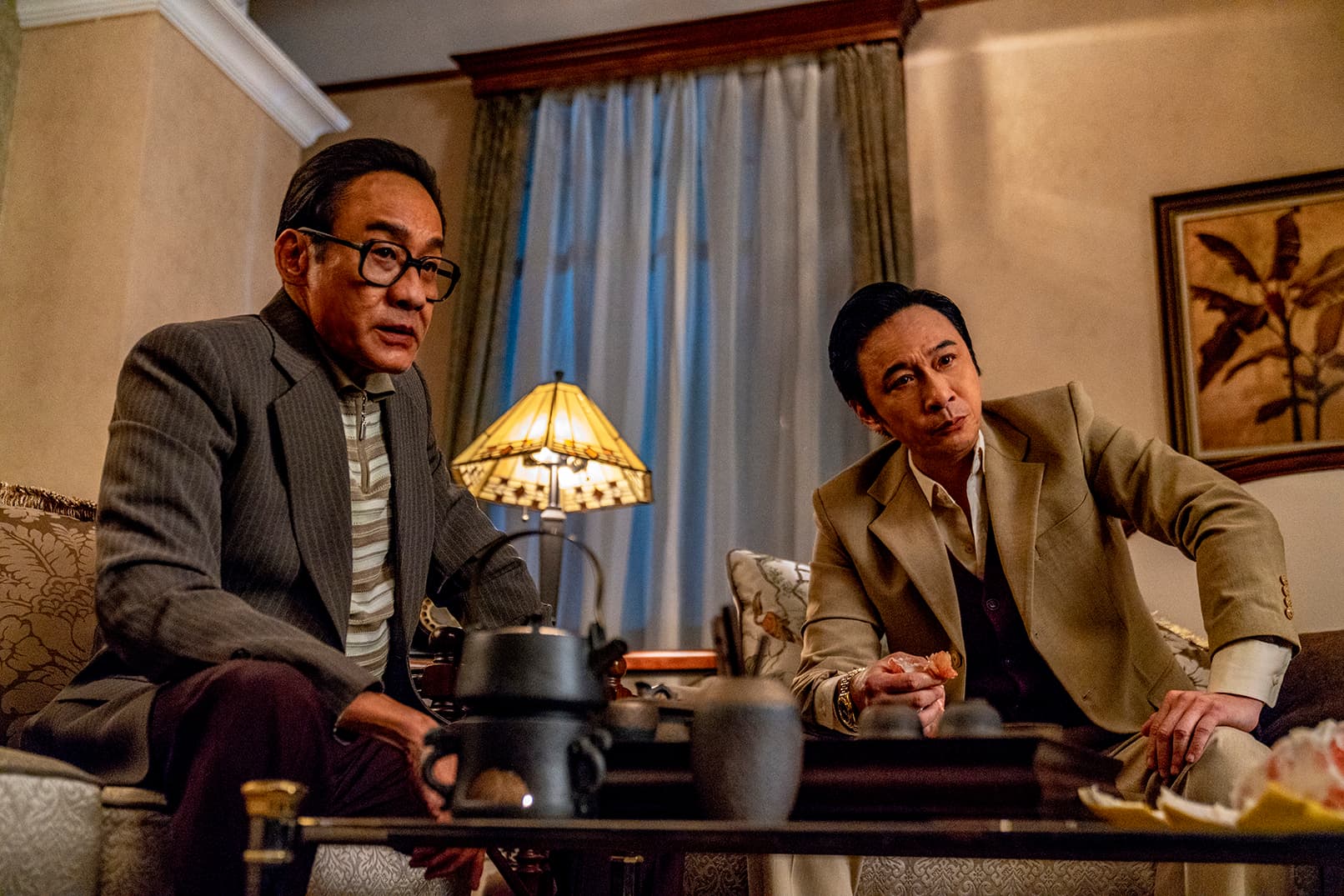 梁家輝與吳鎮宇各自演出影射「跛豪」與「呂樂」的角色，與廉政公署展開邪惡與正義的鬥爭。（華映）