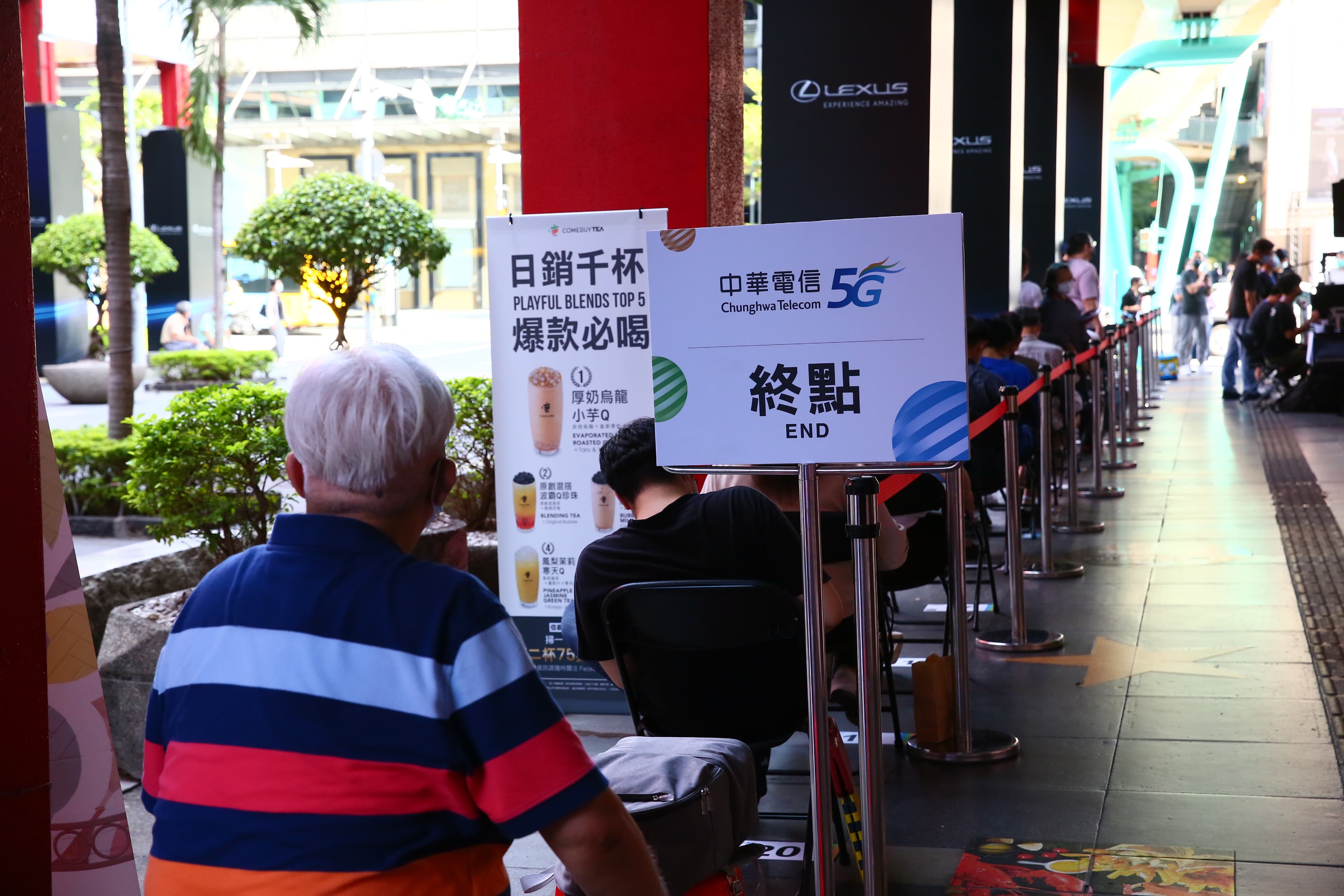 中華電信贈送前20名排隊客戶AirPods Pro藍芽耳機，讓排隊搶頭香的用戶覺得相當值得。