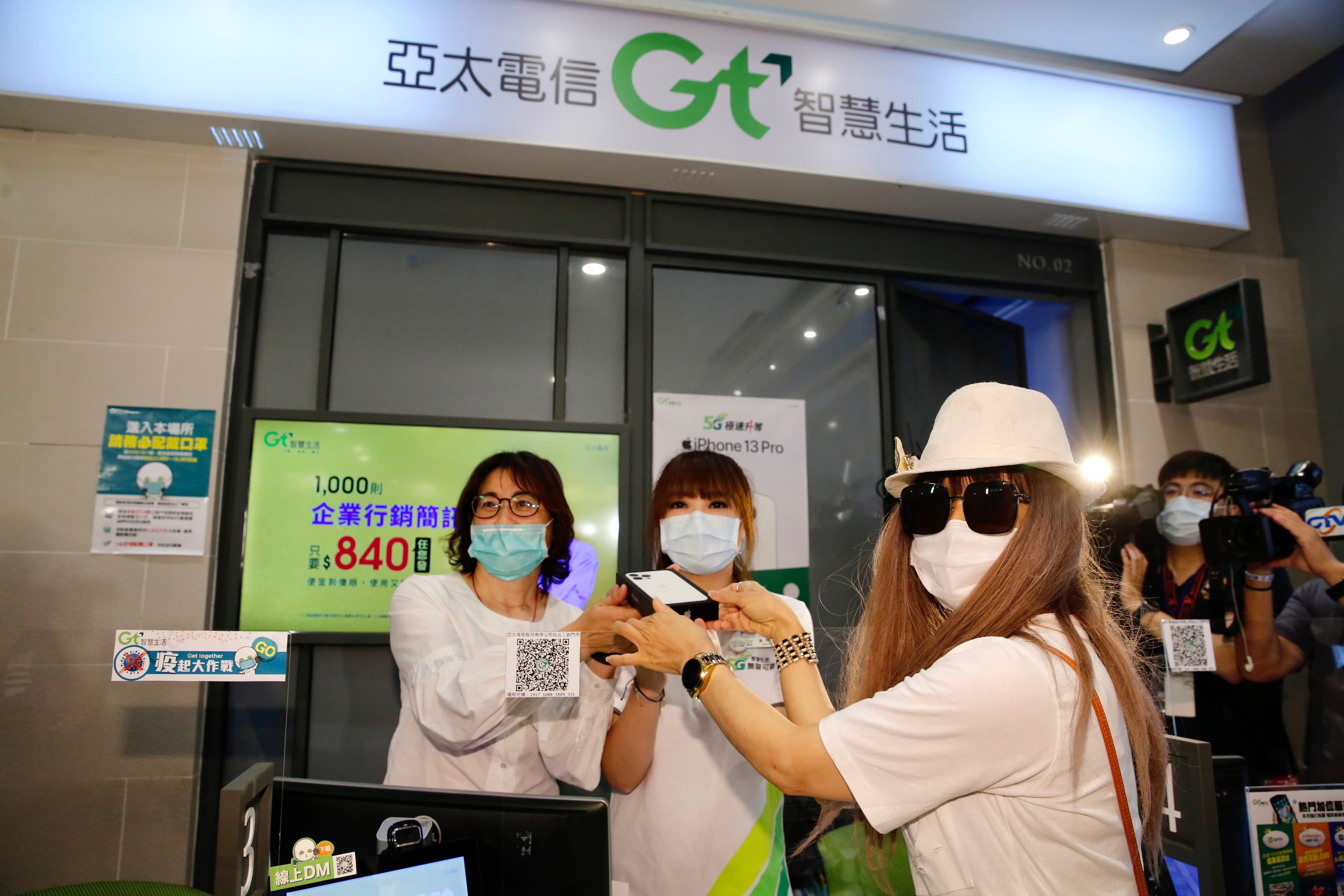 亞太電信在三創辦首賣活動，送出大禮包給排隊9天8夜的果粉。