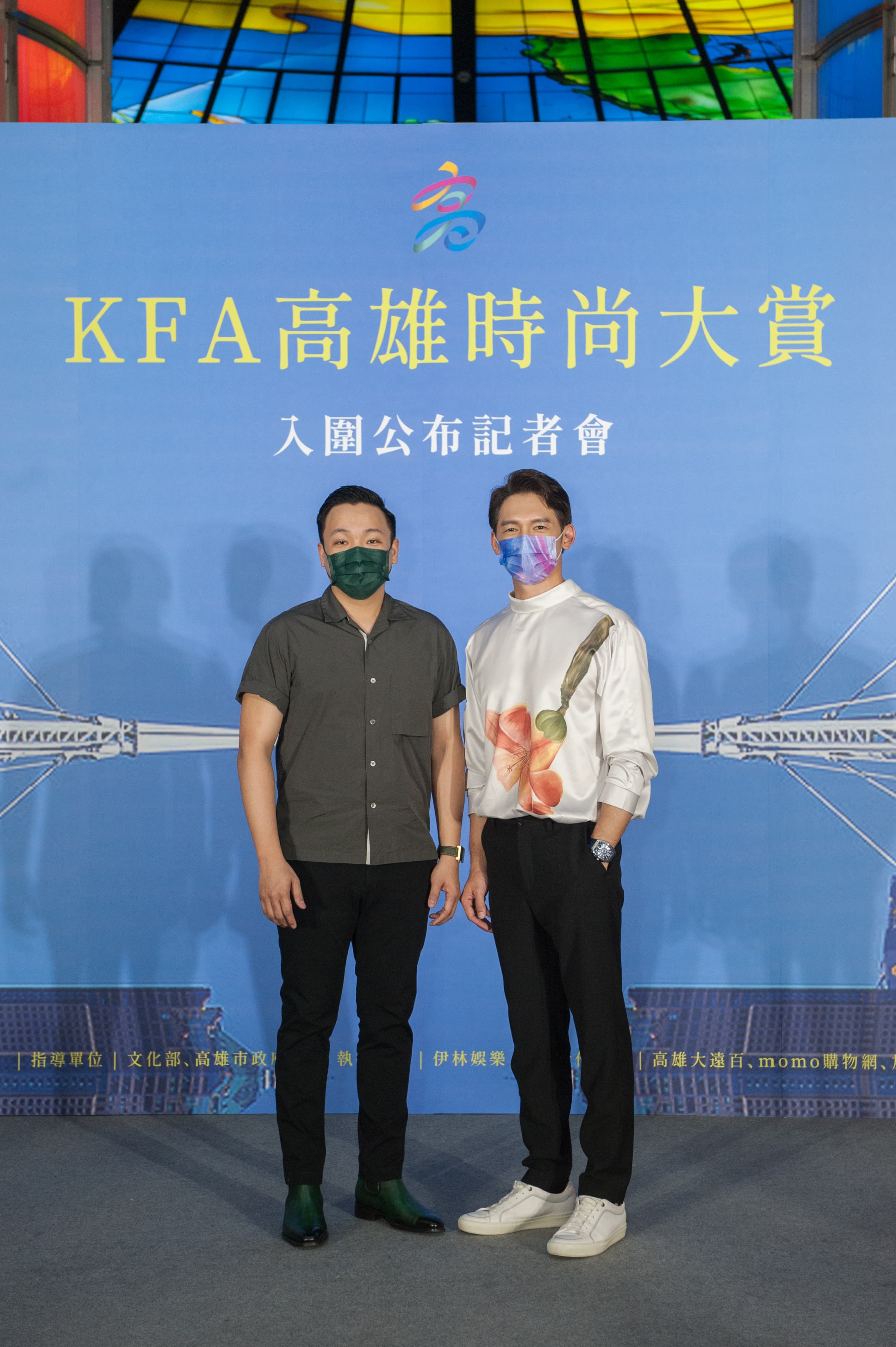 高雄市政府青年局局長張以理（左）及溫昇豪共同揭曉入圍名單。（高雄市政府青年局提供）