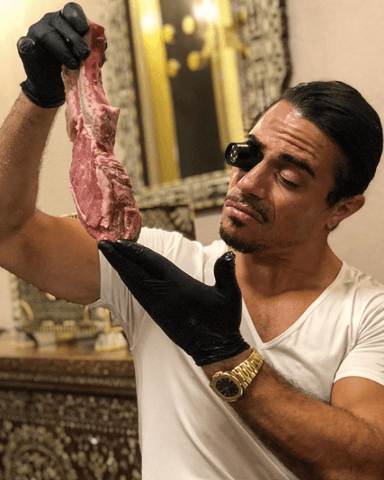 「撒鹽哥」是屠夫出身的專業廚師。（翻攝Salt Bae IG）