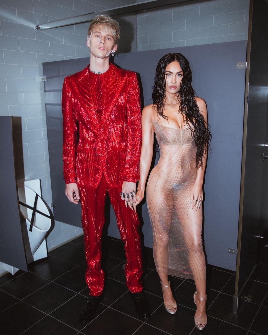 機關槍凱利（左）多次和女友梅根福克斯在公開場合放閃。（翻攝Machine Gun Kelly IG）
