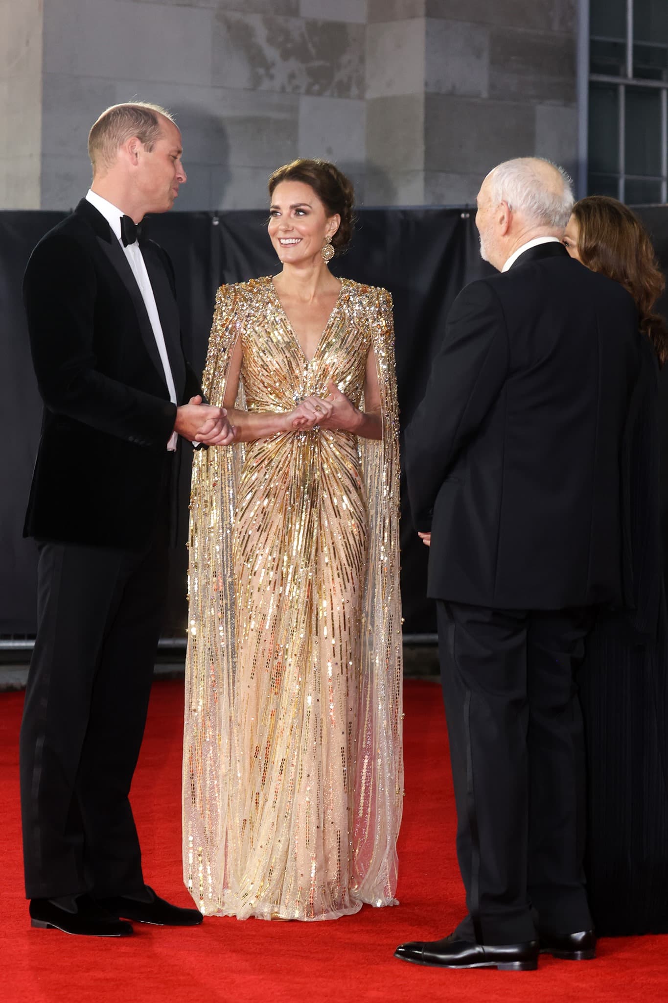 凱特王妃穿愛牌Jenny Packham訂製金色亮片斗篷禮服，雍容華貴。（翻攝The Royal Family臉書）