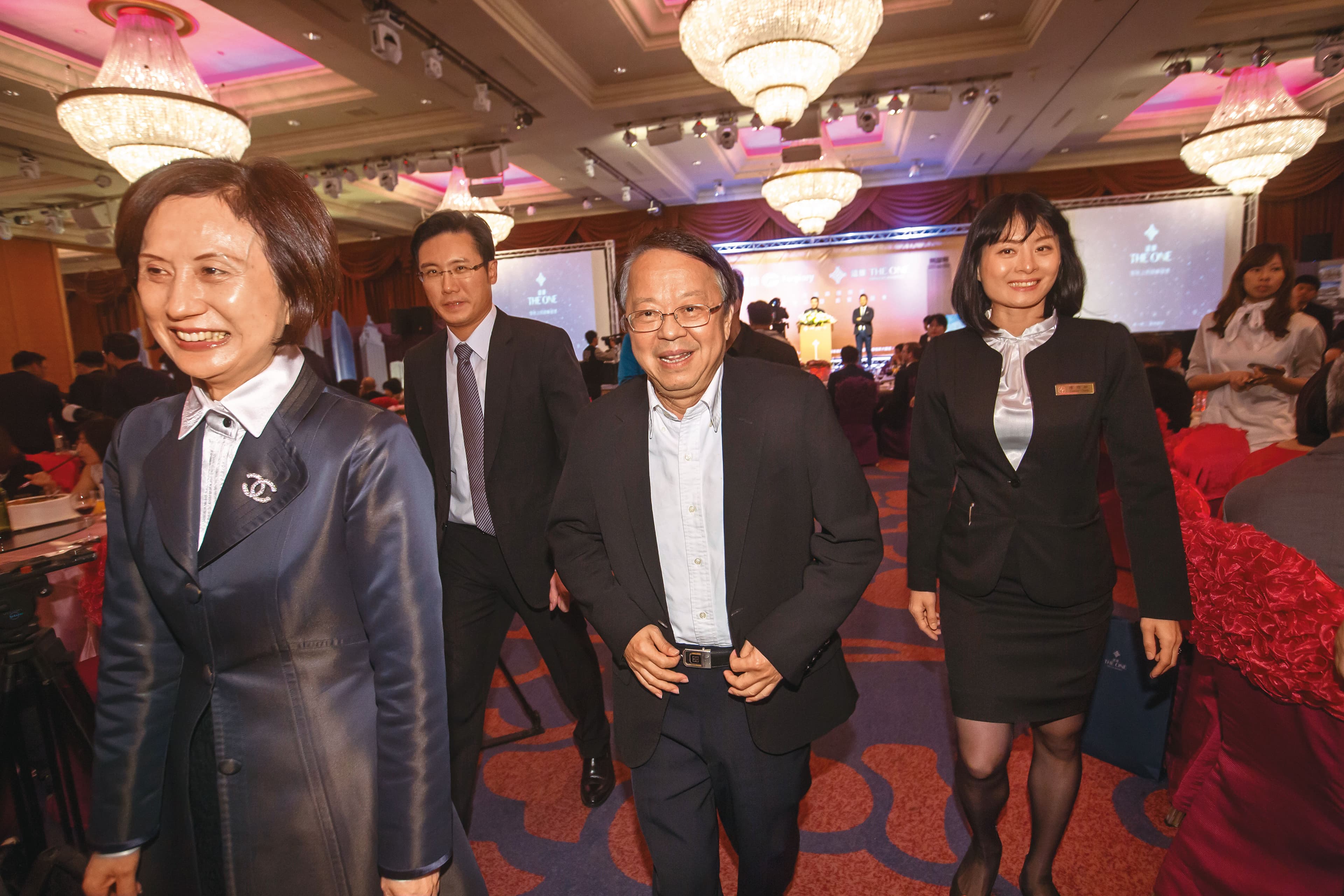 接下國硯銷售案時，林聰麟成功說服國揚集團創辦人侯西峰（右二）將一樓店面全部改為公設。
