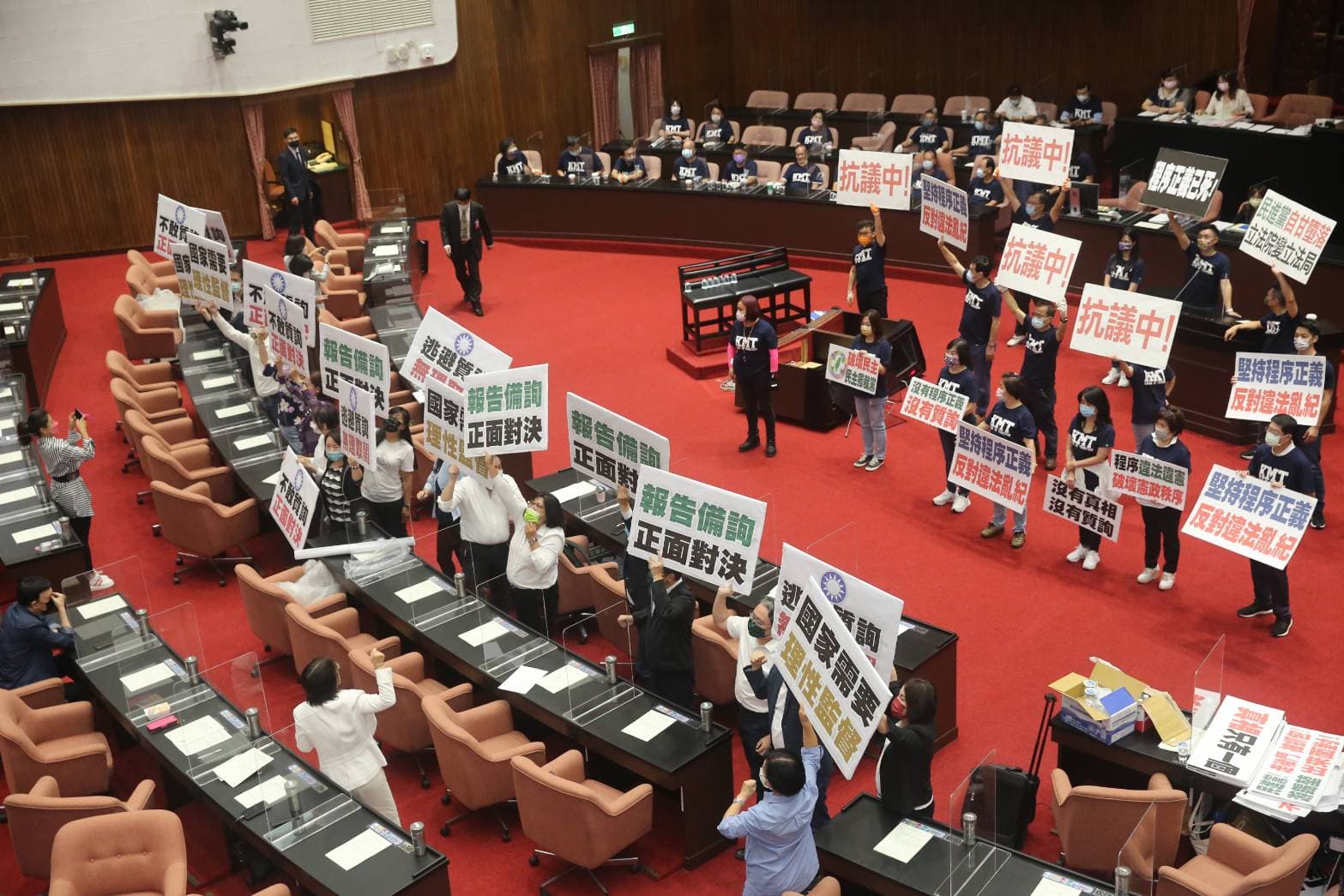 藍委杯葛議事表示抗議，綠委則高喊讓官員上台備詢、正面對決，強調國家需要理性監督。