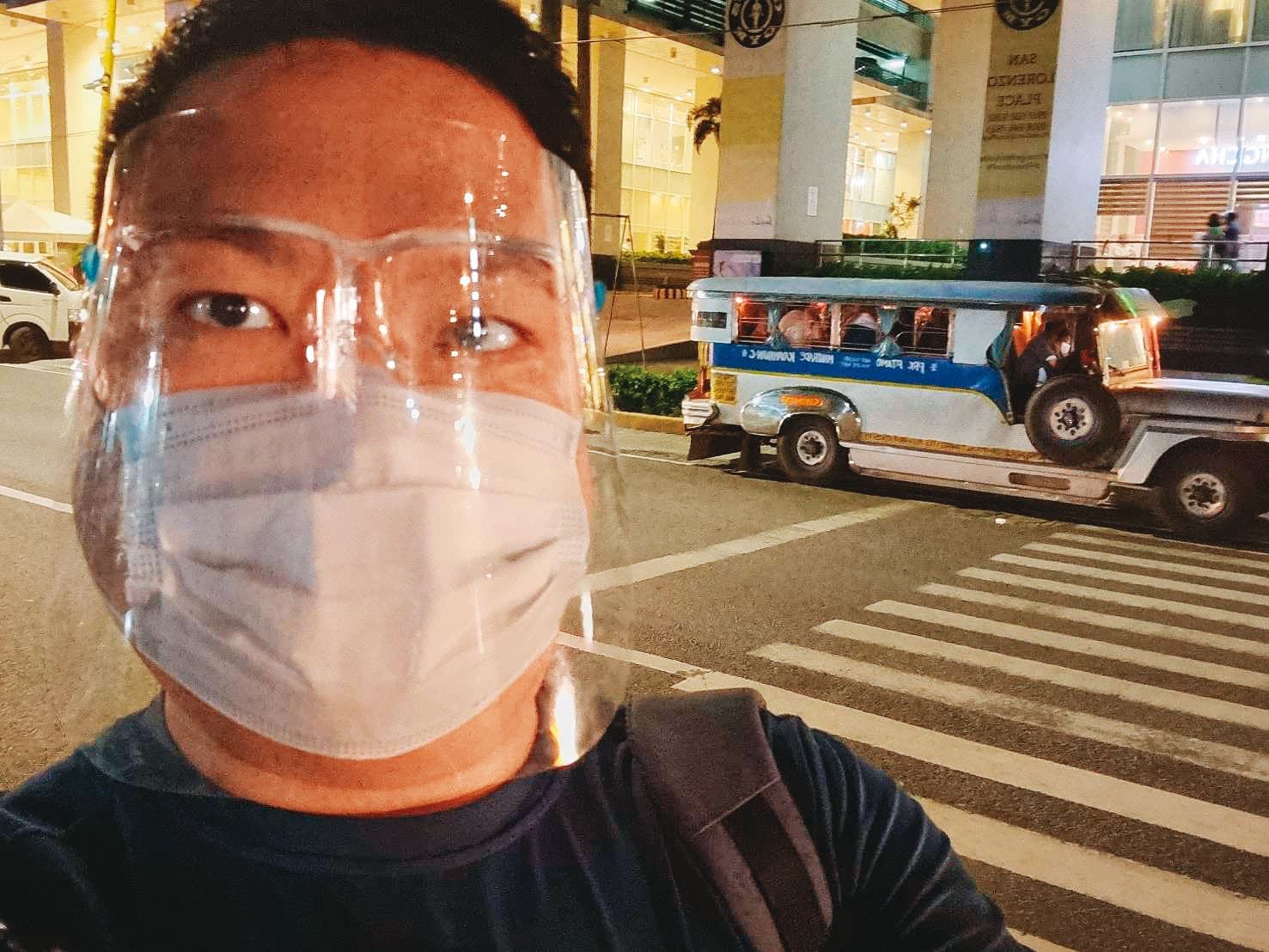 U35跟我們視訊訪談後，特地到街上跟菲律賓獨有的吉普尼車合照。（u35k6提供）