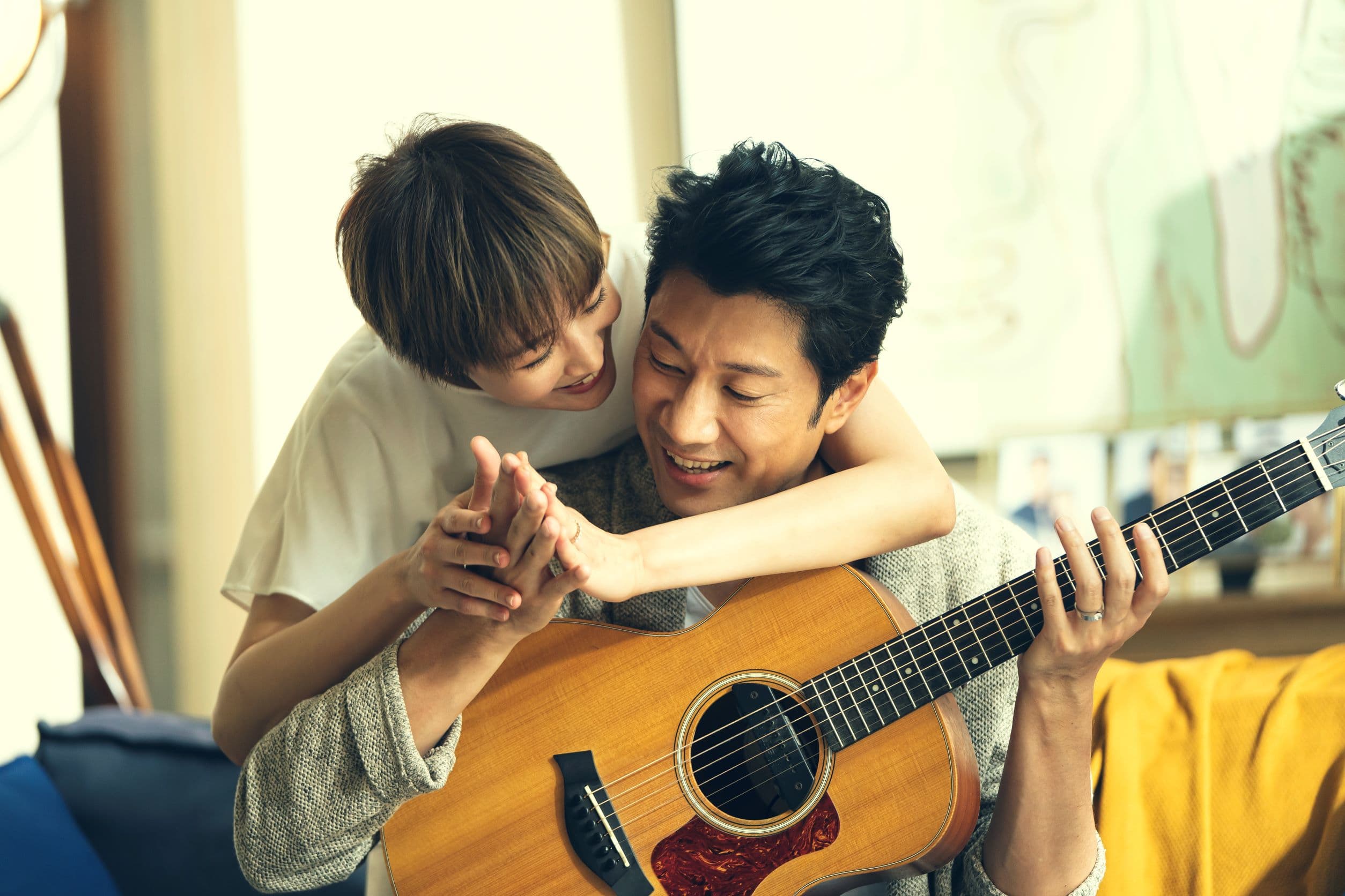 張鈞甯（左）、陳恩峰（右）飾演夫妻，但卻笑說導演何潤東其實拍陳恩峰的鏡頭超用心。（HBO Go提供）