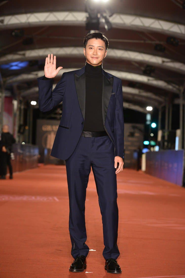 江宏傑身穿BOSS海軍藍西裝內搭高領針織衫，現身金鐘獎星光大道。（三立提供）