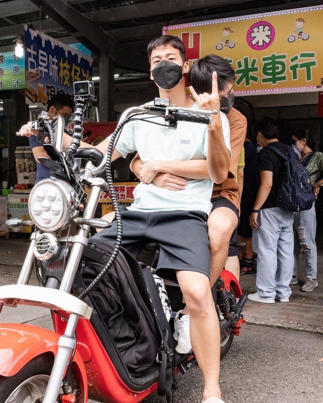 林敬倫騎重機載江宏傑，小傑一臉嬌羞、小鳥依人，粉絲敲碗兩人組CP。（翻攝自林敬倫IG）