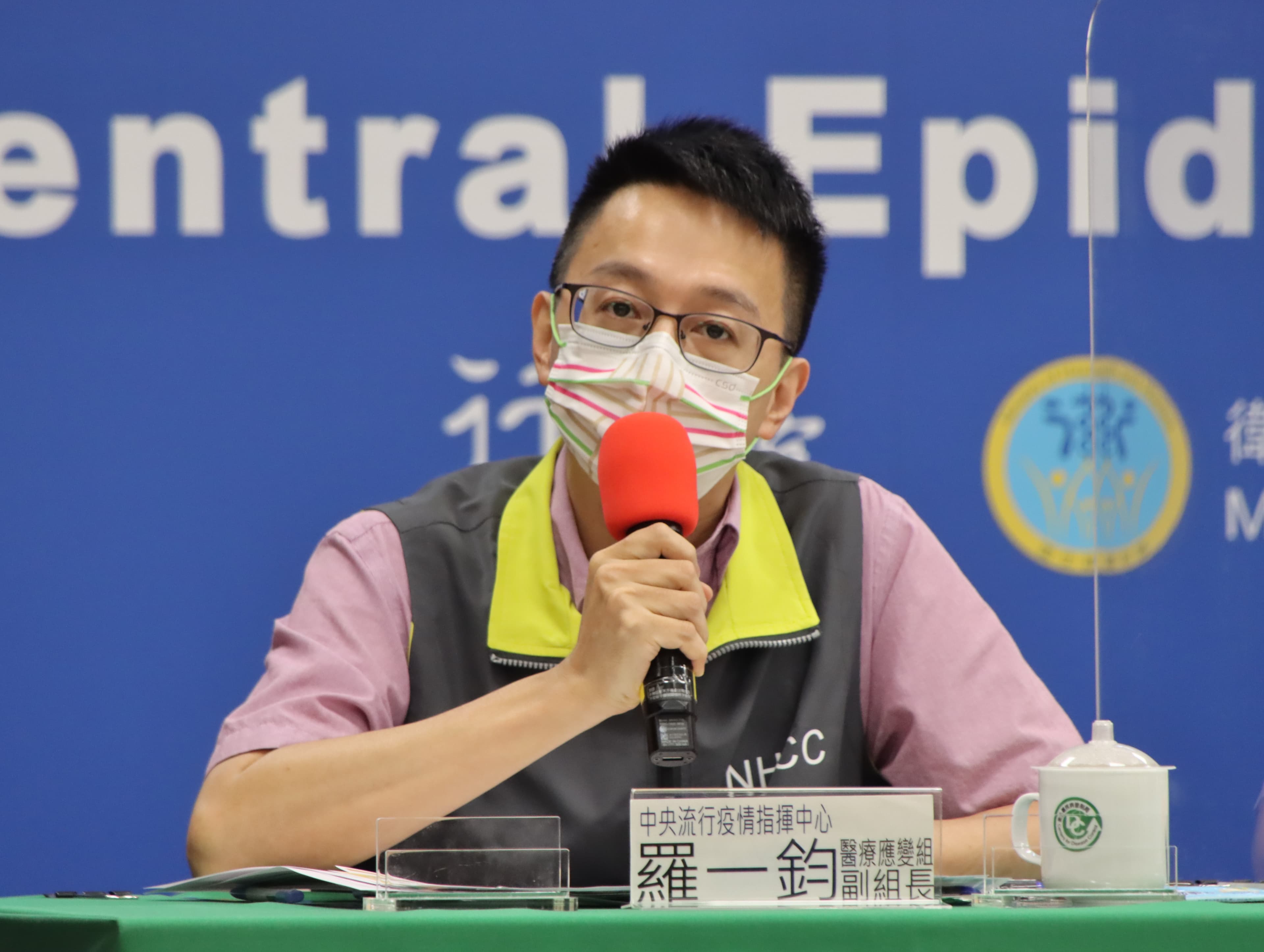 羅一鈞說明今日新增的死亡個案進一步情況。（指揮中心提供）