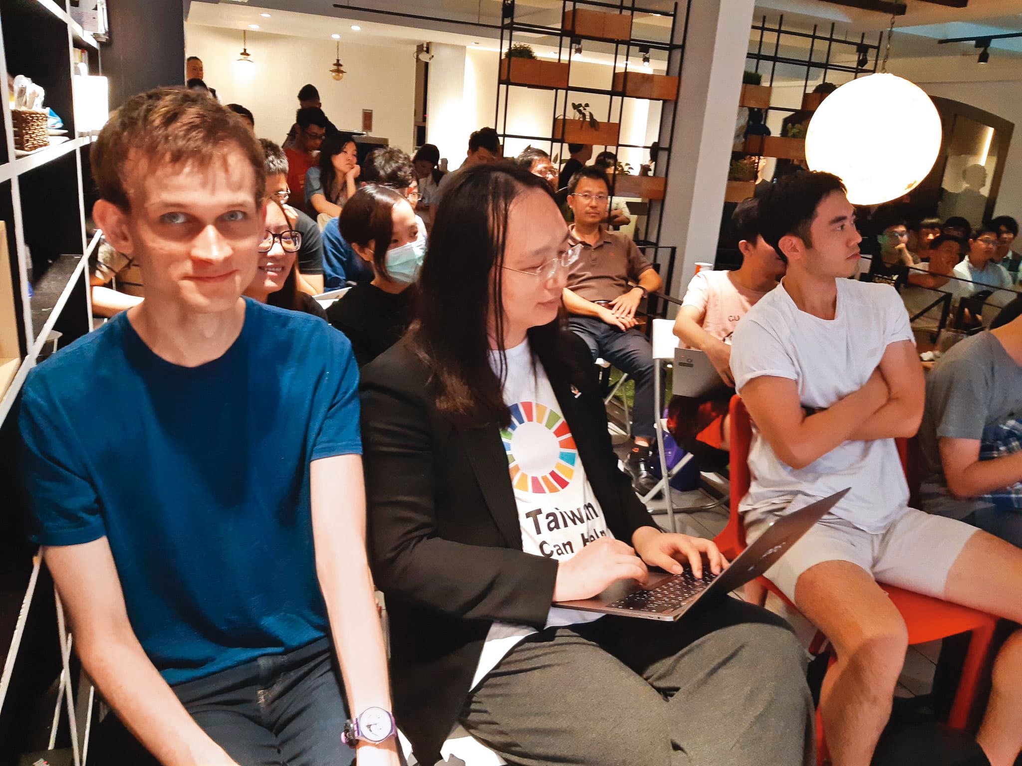 幾年前，以太坊創辦人Vitalik Buterin（左）曾來台與唐鳳（右）進行數位科技相關討論。（翻攝創咖啡臉書）