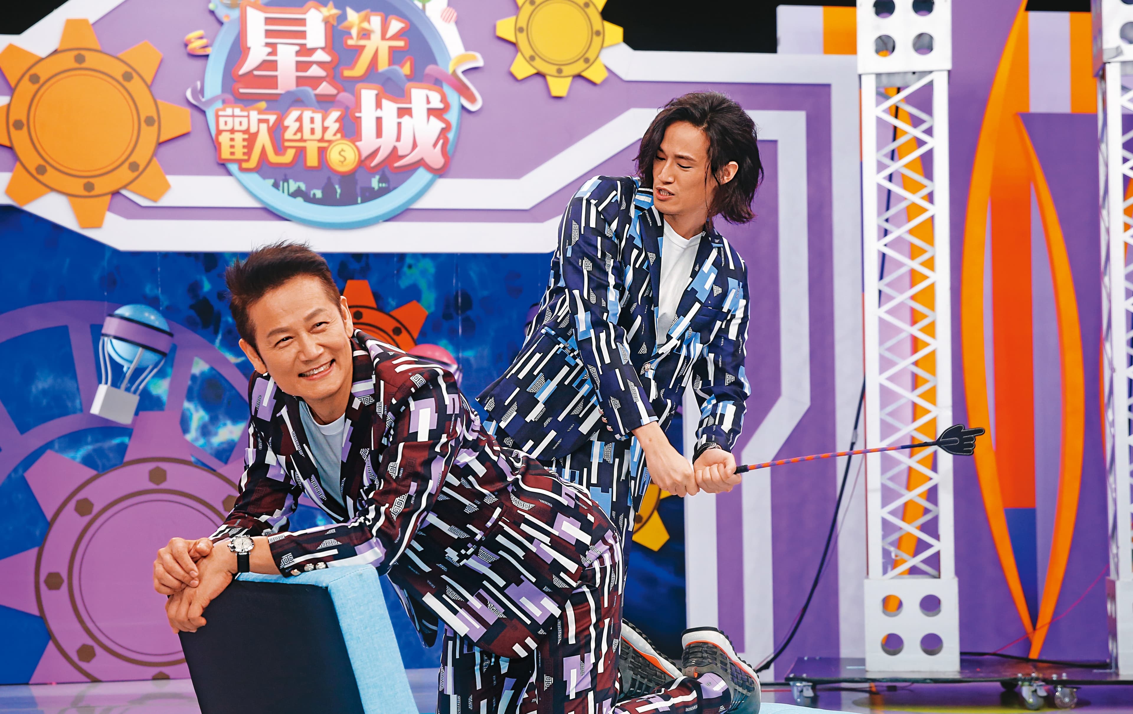 身為星二代的徐新洋，有名人老爸徐乃麟加持，先後接下《超級辯辯辯》《誰是撲克王》《星光歡樂城》等主持工作。