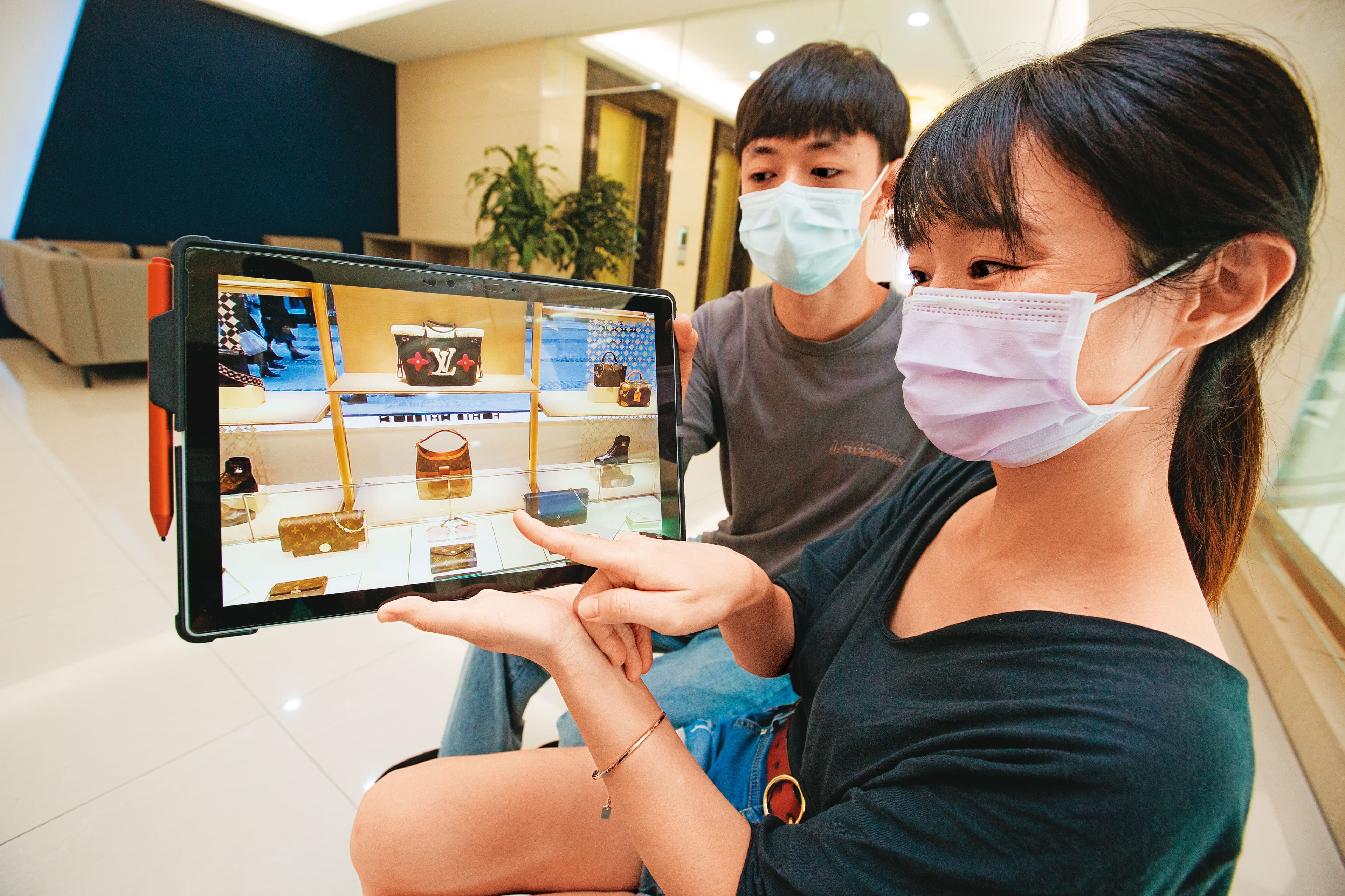 透過iStaging的AR/VR技術，消費者可用手機造訪法國LV總店，如同「瞬間移動」到巴黎血拚。
