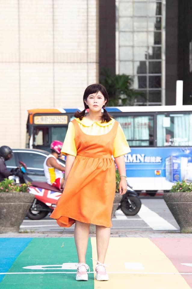 游淑慧表示，要克服奇裝異服站在路旁，迎接路人好奇的眼光，可說是「恥度破表」。（翻攝自游淑慧臉書）