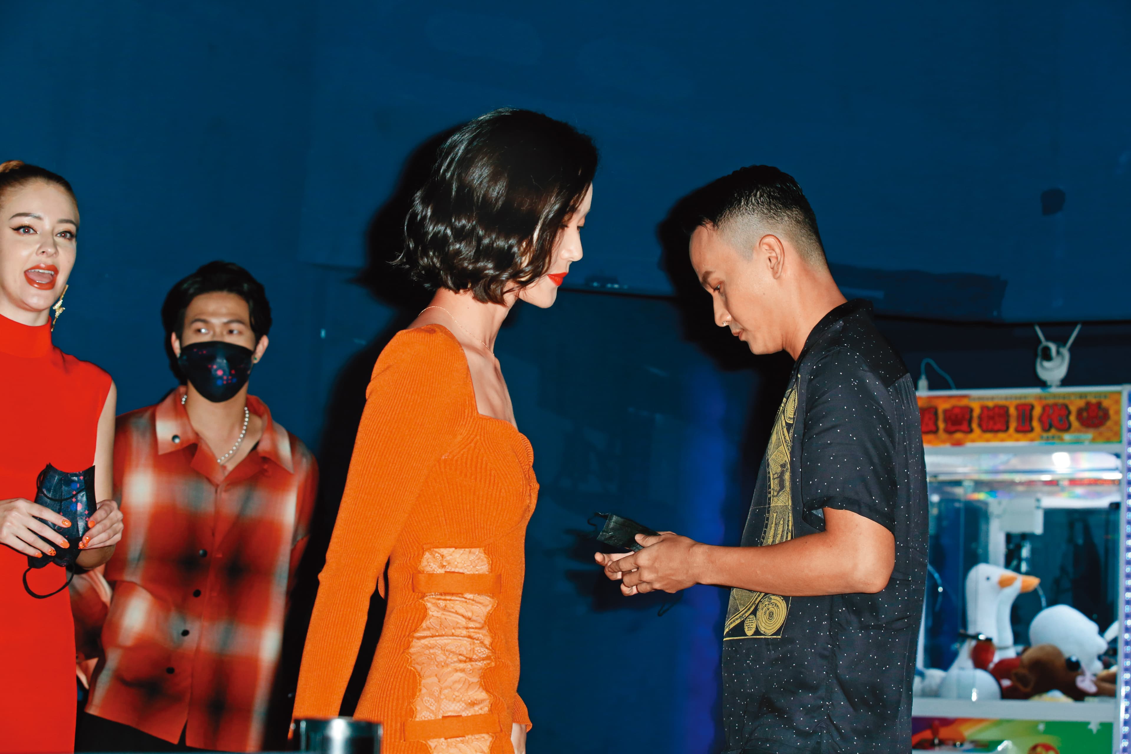 曹晏豪心事重重忙自己事，完全沒注意鍾瑶在身旁。