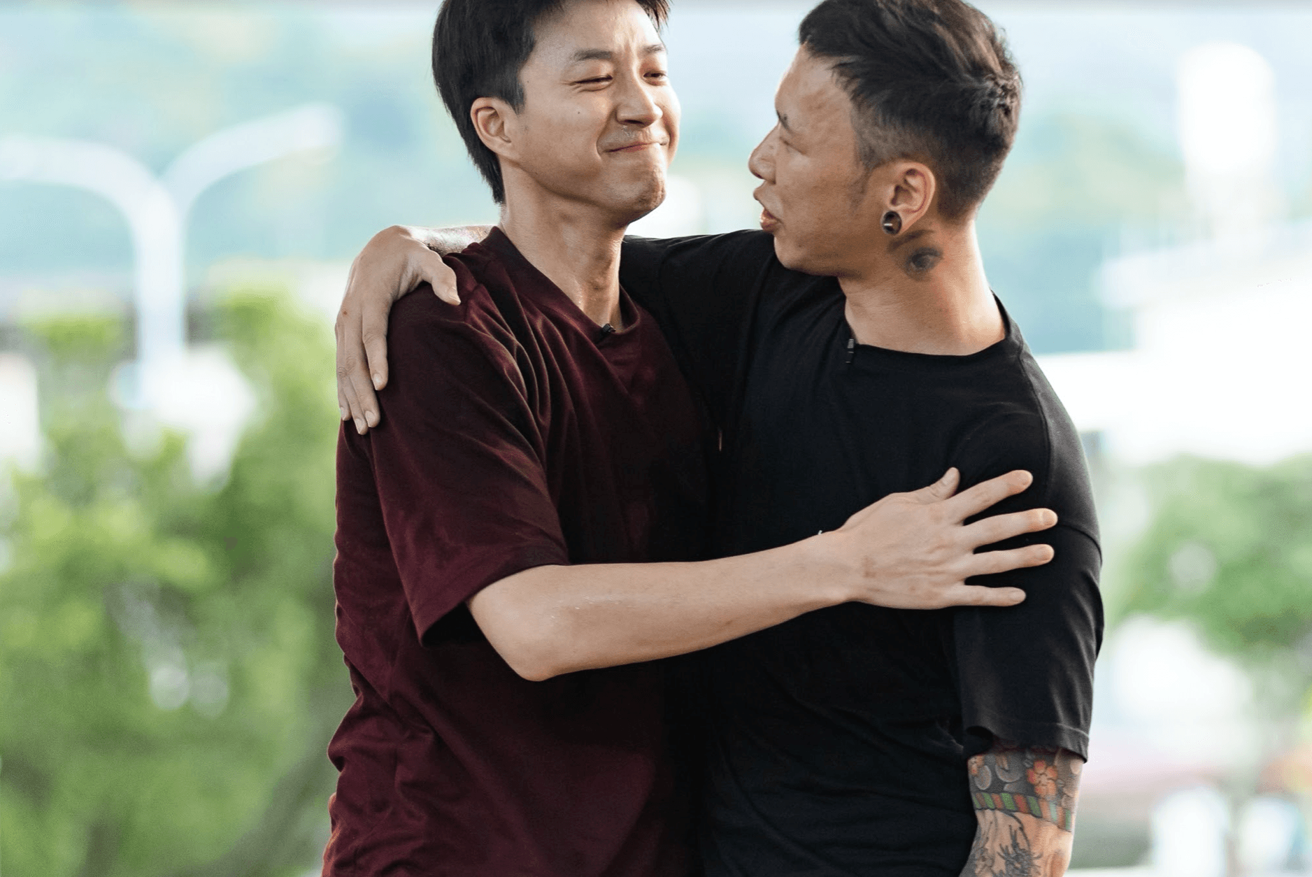 得知小時候的江宏傑（左）除了練球沒其他童年時光，小春（右）拍背擁抱鼓勵。（圖／台視、好看娛樂提供）
