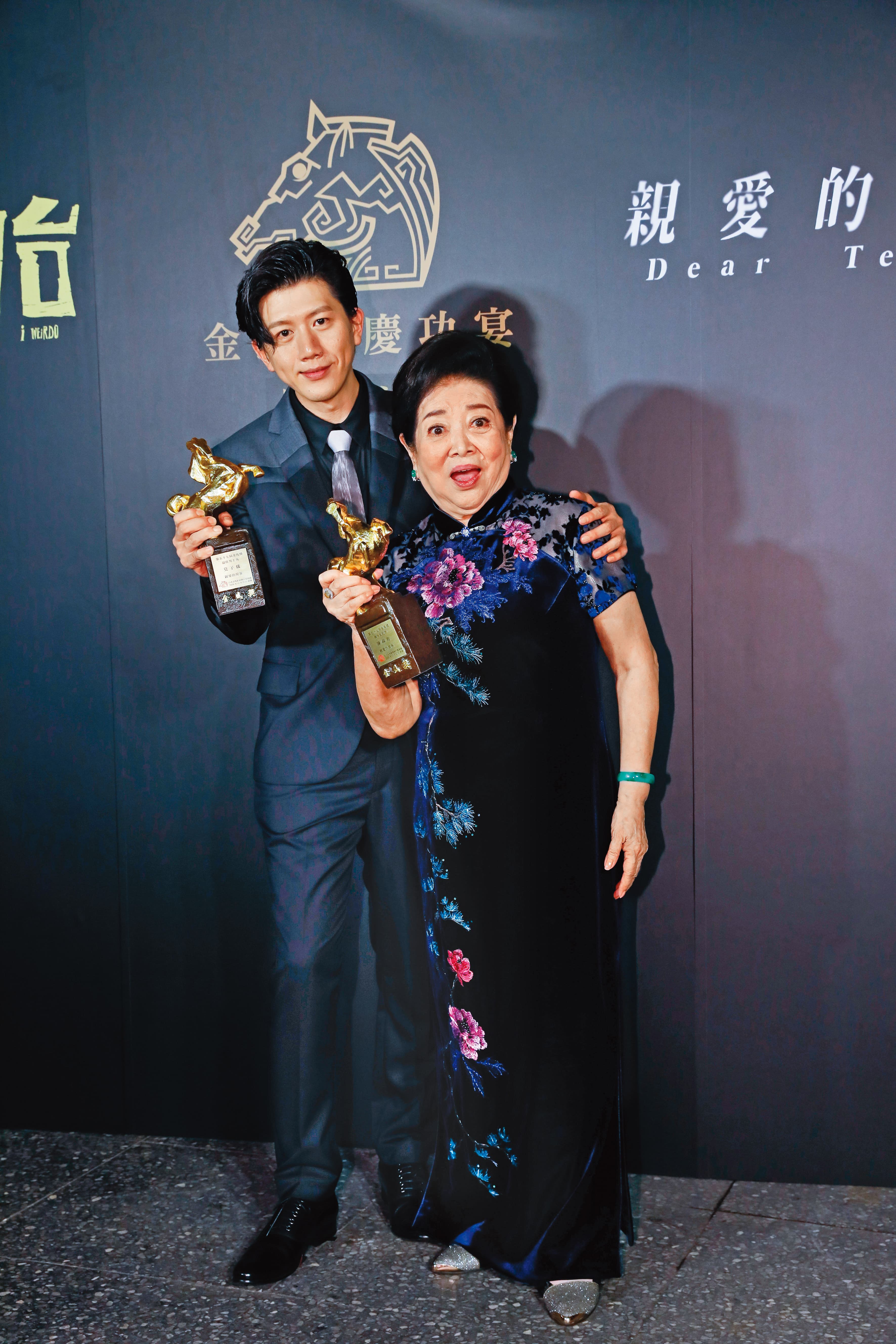 陳淑芳（右）入行60年，獲得金馬影后、最佳女配角後更受矚目。右為第57屆金馬影帝莫子儀。