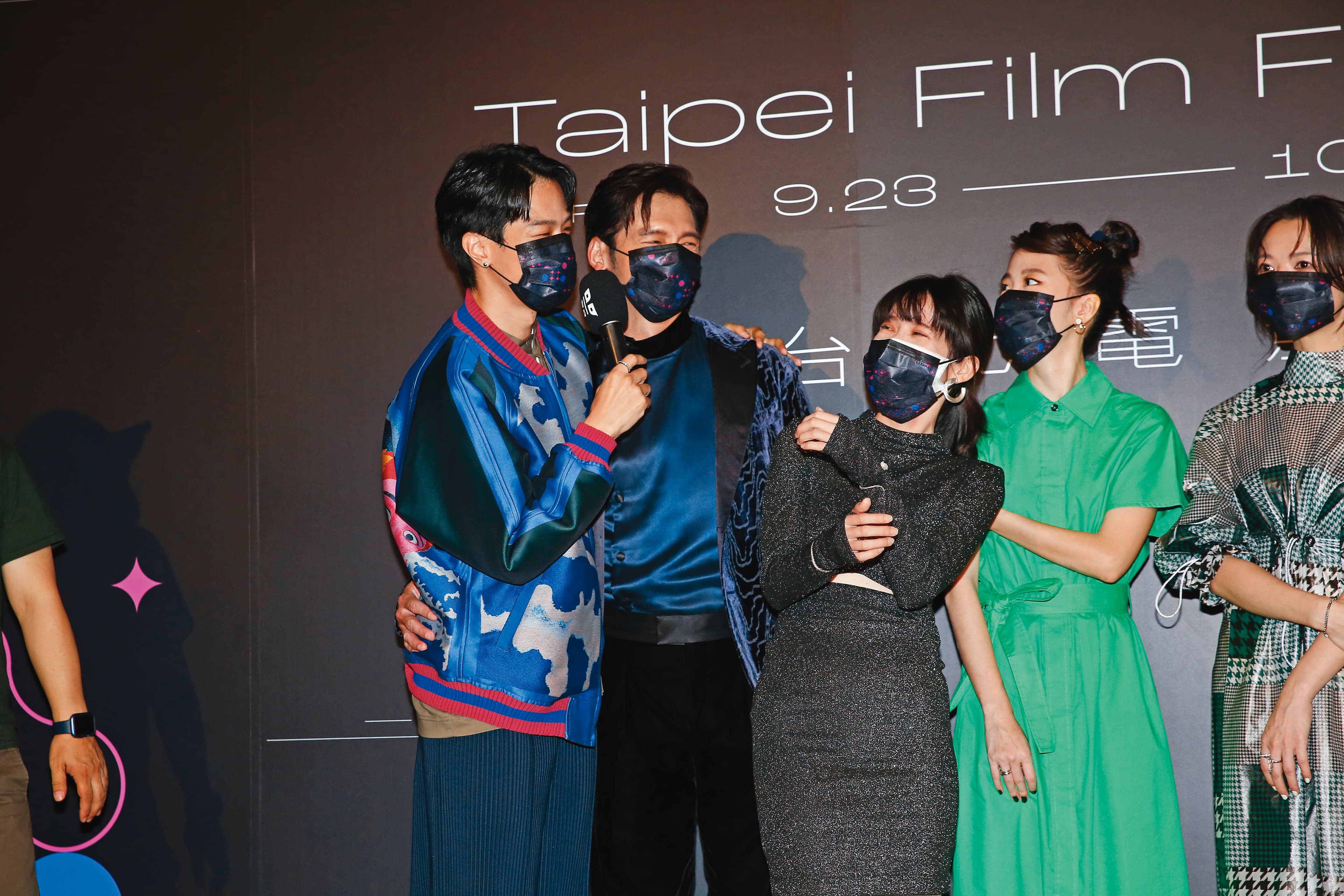 薛仕凌（左起）和溫昇豪親密勾肩搭背，反而女主角連俞涵成了「不被愛的才是第三者」。