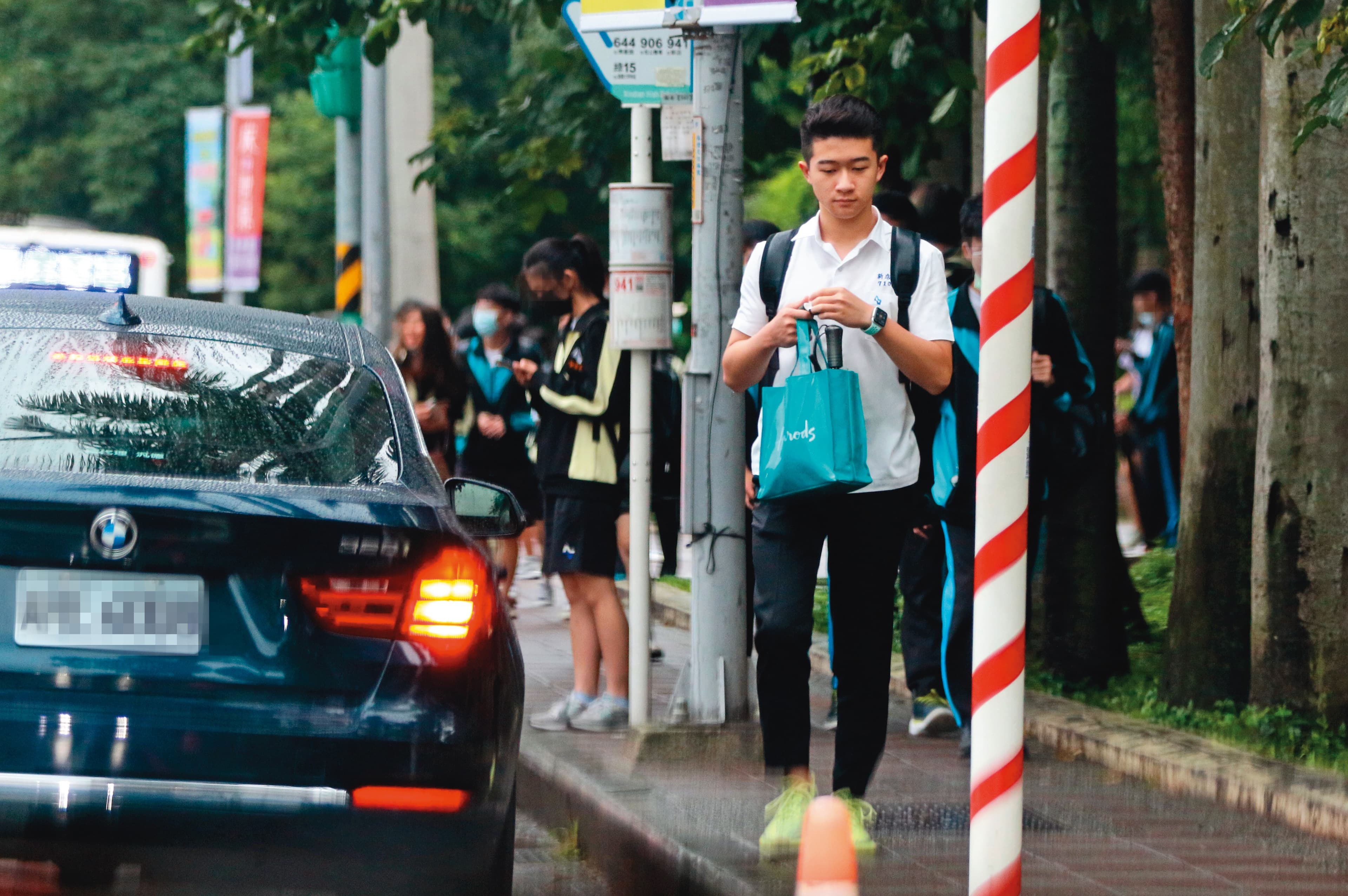 本刊曾經拍過崔佩儀用同輛BMW接送貝克宇，如今該車已經成為兒子的把妹工具。