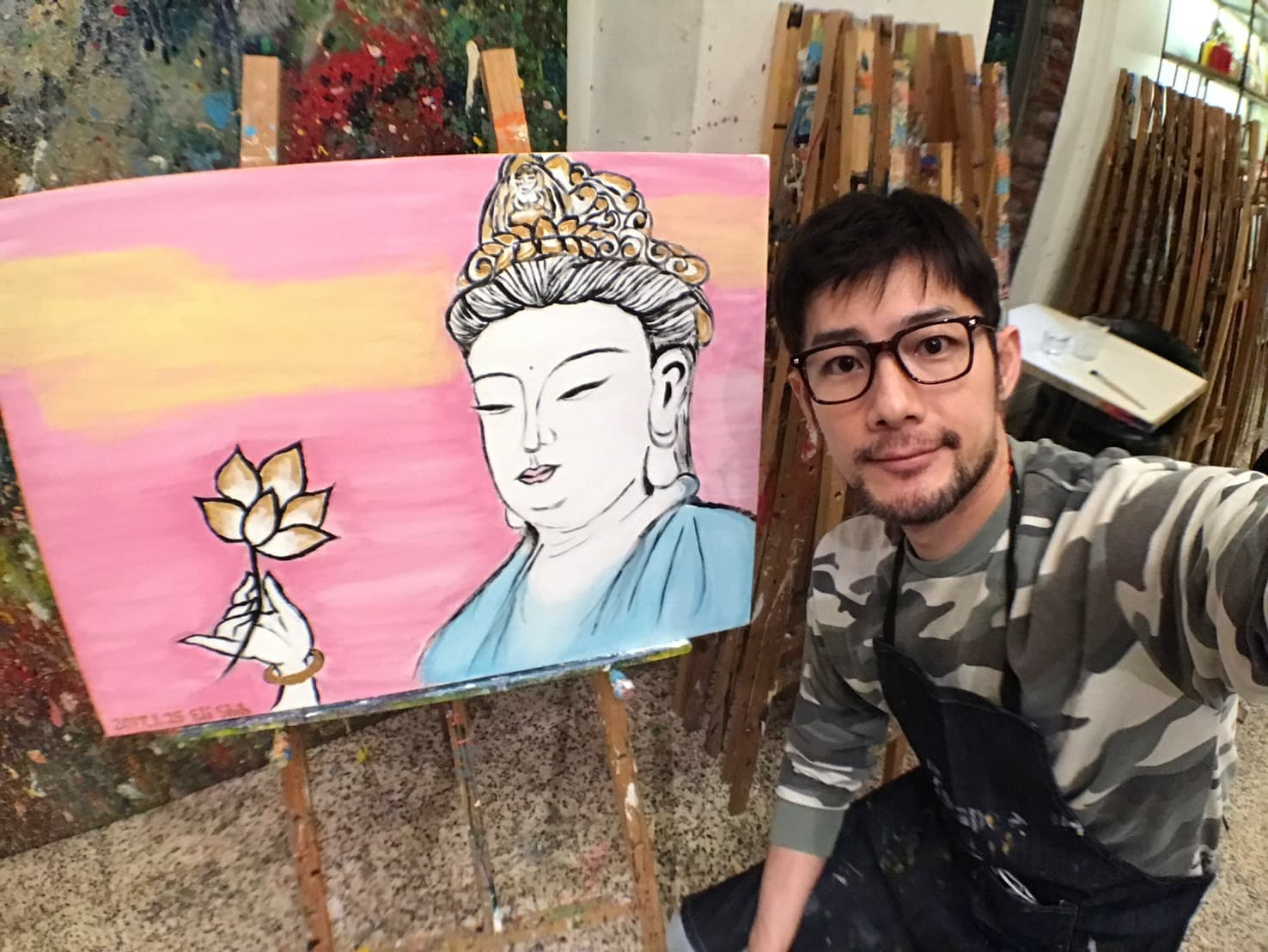 施易男靠畫畫,平復突然失去媽媽的傷痛,當時他畫的菩薩被認為很像媽媽。(施易男提供)