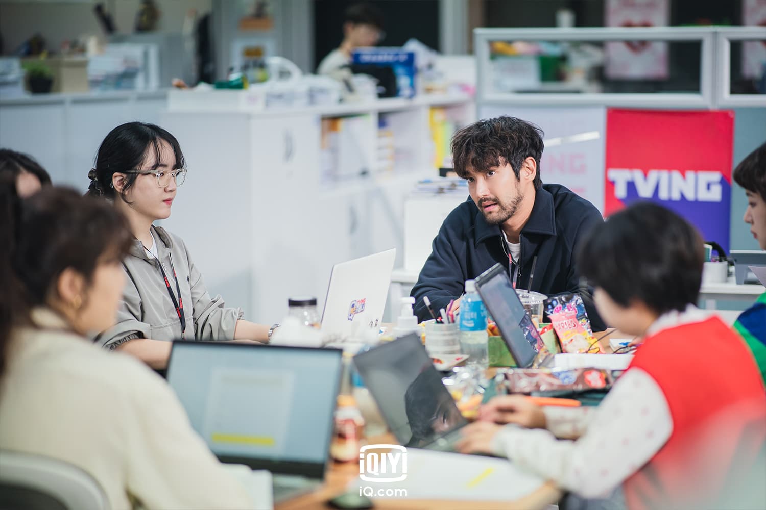 為貼近劇中綜藝節目製作人形象，崔始源觀察身邊的綜藝製作人們常忙到連刮鬍子的時間都沒有，因此決定頂著濃密頭髮和鬍子示人。（愛奇藝國際站提供）