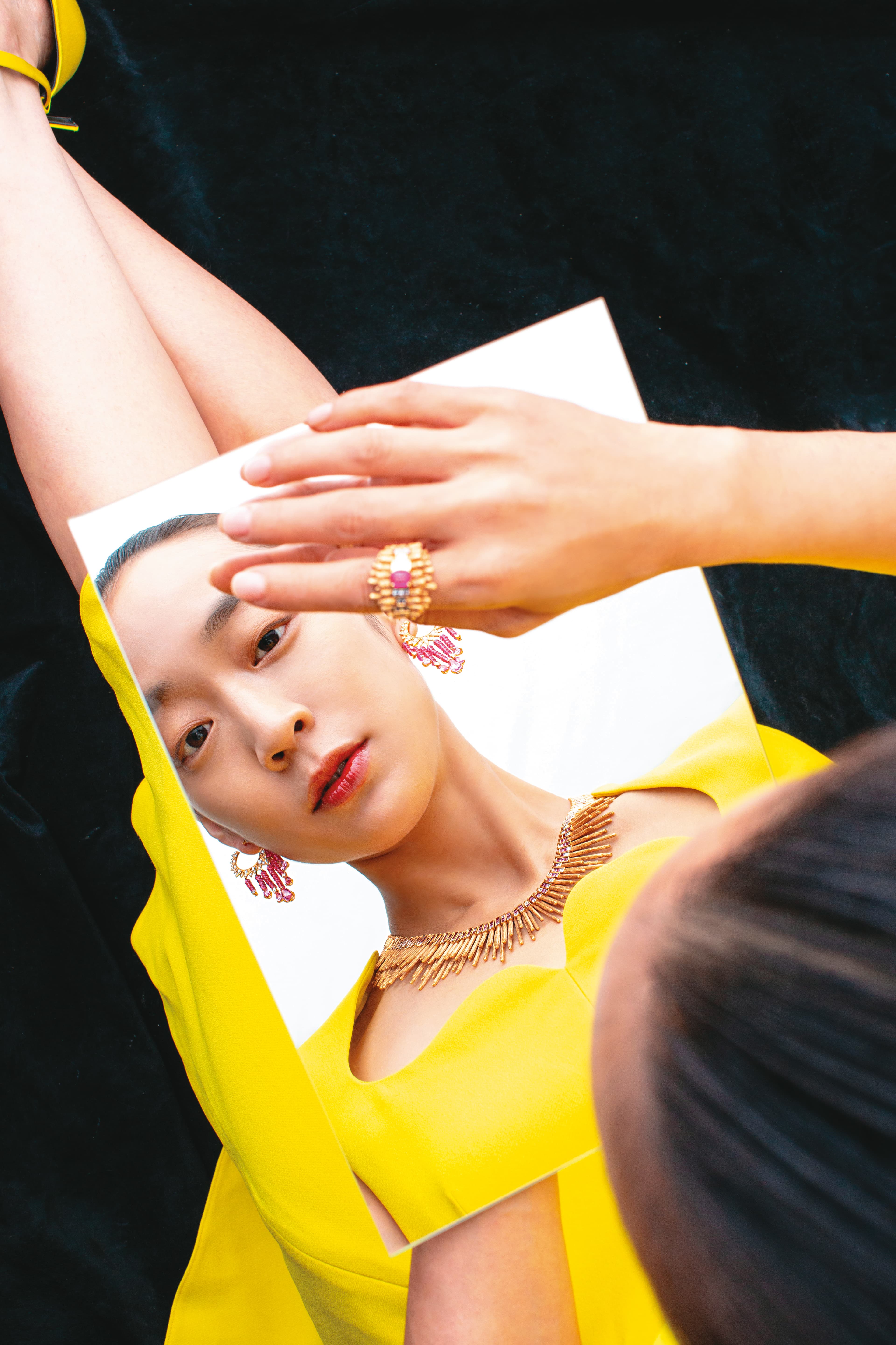 Golden Oasis系列粉色尖晶石及鑽石頂級珠寶戒指，NT$2,280,000 by PIAGET／Golden Oasis系列粉色尖晶石頂級珠寶流蘇耳環，NT$3,250,000 by PIAGET／Golden Oasis系列彩色寶石頂級珠寶項鍊，NT$11,100,000 by PIAGET／黃色迷你連身裙，NT$99,500 by VERSACE／Medusa Aevitas高跟鞋，NT$44,500 by VERSACE