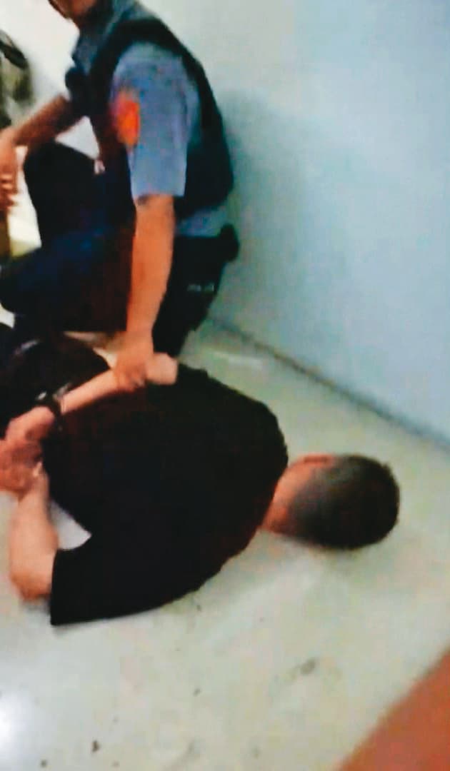 警方獲報趕抵現場，將行凶的廖男壓制在地。（翻攝畫面）