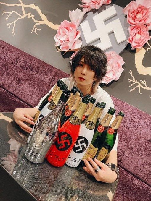 日本新開幕的牛郎店「Unfair」，因店內的納粹主題裝潢遭到批評。（翻攝Akidearest Facebook）