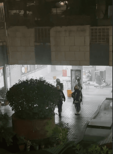 龍田里辦公室內濃煙密佈，消防隊前往龍田里辦公室內救援。（讀者提供）